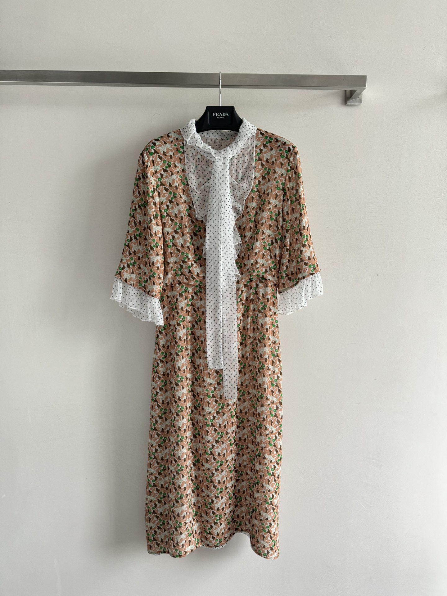 NO:418302,Prad*SS new model, two fake floral dress, polka dot splicing and floral florals, all the whole thing is in love!  The unique fake two-piece design cleverly combines different elements, and the layering feels directly full of retro and high-end. It is matched with polka dot decoration details, making it playful and elegant. The tailoring at the waist fits the body and easily outlines the graceful curves. Whether it is daily travel or vacation trip, you can become the focus!  The silk fabric has a great texture that is skin-friendly and delicate and breathable, and is comfortable and comfortable to wear. The upper body instantly enhances the sense of fashion, and grasps the exquisiteness, so that the beautiful skirt can be put into the closet!  SML, prada, skirts, real silk, alexander wang19860909Prad*SS新款 假两件碎花连衣裙,波点拼接碎花一整个爱住了！独特的假两件设计,巧妙融合不同元素,层次感直接拉满复古又高级,搭配上波点装饰细节,俏皮中不失优雅.腰间的剪裁贴合身形,轻松勾勒出曼妙曲线,无论是日常出行还是度假旅行,都能让你成为焦点！真丝面料质感很棒亲肤细腻又透气,穿着舒适自在.上身瞬间提升时尚感,精致感狠狠拿捏,把美美的裙子收入衣橱！SML,,prada,skirts,real silk,alexander wang,Women's clothing