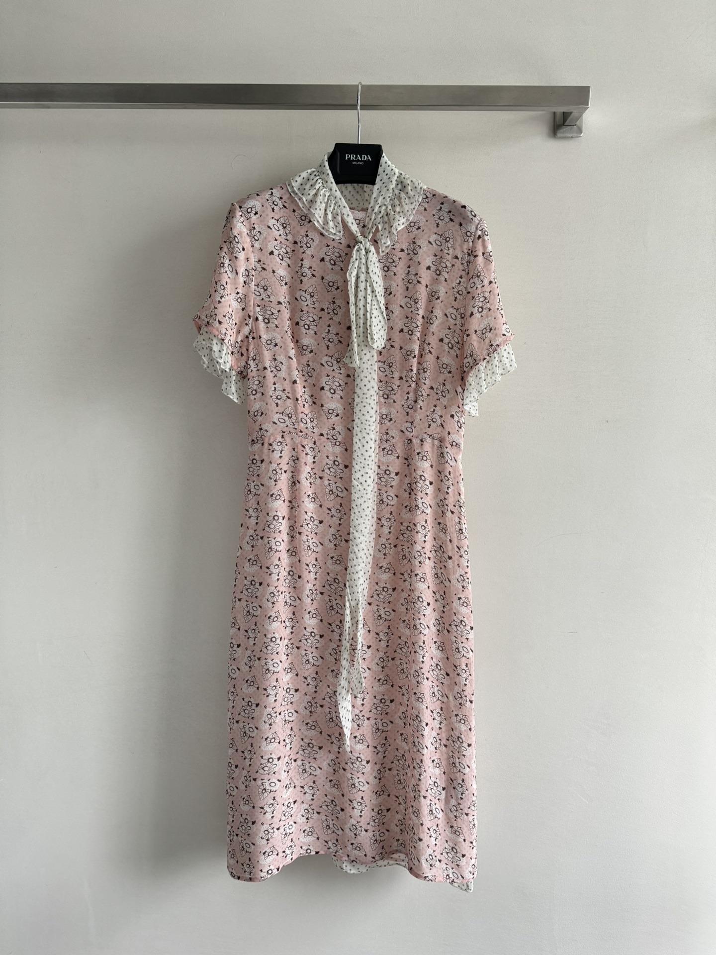 NO:418316,Prad*SS new model, two fake floral dress, polka dot splicing and floral florals, all the whole thing is in love!  The unique fake two-piece design cleverly combines different elements, and the layering feels directly full of retro and high-end. It is matched with polka dot decoration details, making it playful and elegant. The tailoring at the waist fits the body and easily outlines the graceful curves. Whether it is daily travel or vacation trip, you can become the focus!  The silk fabric has a great texture that is skin-friendly and delicate and breathable, and is comfortable and comfortable to wear. The upper body instantly enhances the sense of fashion, and grasps the exquisiteness, so that the beautiful skirt can be put into the closet!  SML, prada, skirts, real silk, alexander wang19860909Prad*SS新款 假两件碎花连衣裙,波点拼接碎花一整个爱住了！独特的假两件设计,巧妙融合不同元素,层次感直接拉满复古又高级,搭配上波点装饰细节,俏皮中不失优雅.腰间的剪裁贴合身形,轻松勾勒出曼妙曲线,无论是日常出行还是度假旅行,都能让你成为焦点！真丝面料质感很棒亲肤细腻又透气,穿着舒适自在.上身瞬间提升时尚感,精致感狠狠拿捏,把美美的裙子收入衣橱！SML,,prada,skirts,real silk,alexander wang,Women's clothing