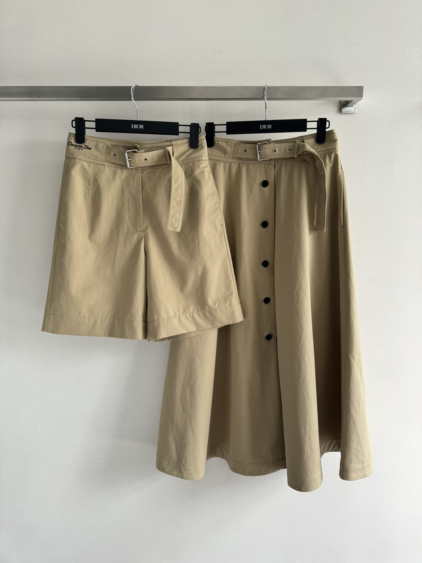 NO:420144,Dio*25SS series new model, belt decorative skirt, retro work skirt, custom fabric texture is very comfortable and breathable!  The classic A-shaped style is adopted, and the large umbrella skirt has a strong aura. It is versatile and fashionable. The waist logo embroidery design and a row of buttons make it look more elegant and personal!  It's simply a skirt that is not picky and not outdated!  Super recommended SML, dior, skirts, alexander wang19860909Dio*25SS系列新款 腰带装饰半身裙复古工装式半裙 定制面料质感很好 舒适透气！采用经典A字版型 大伞裙摆气场十足 气质百搭时髦,腰头logo刺绣设计配上一排纽扣点缀更显大方个性！简直是即不挑人又不会过时的一款半裙！超推荐SML,,dior,skirts,alexander wang,Women's clothing