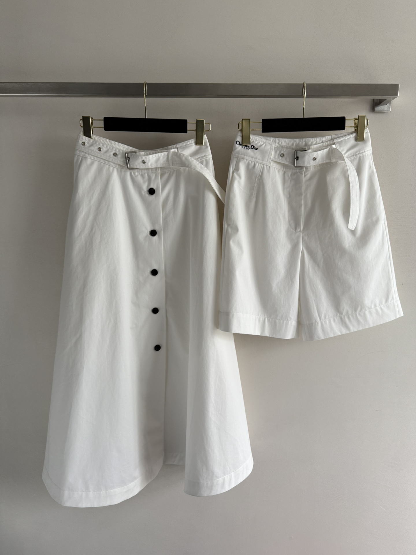 NO:420163,Dio*25SS series new model, belt decorative skirt, retro work skirt, custom fabric texture is very comfortable and breathable!  The classic A-shaped style is adopted, and the large umbrella skirt has a strong aura. It is versatile and fashionable. The waist logo embroidery design and a row of buttons make it look more elegant and personal!  It's simply a skirt that is not picky and not outdated!  Super recommended SML, dior, skirts, alexander wang19860909Dio*25SS系列新款 腰带装饰半身裙复古工装式半裙 定制面料质感很好 舒适透气！采用经典A字版型 大伞裙摆气场十足 气质百搭时髦,腰头logo刺绣设计配上一排纽扣点缀更显大方个性！简直是即不挑人又不会过时的一款半裙！超推荐SML,,dior,skirts,alexander wang,Women's clothing