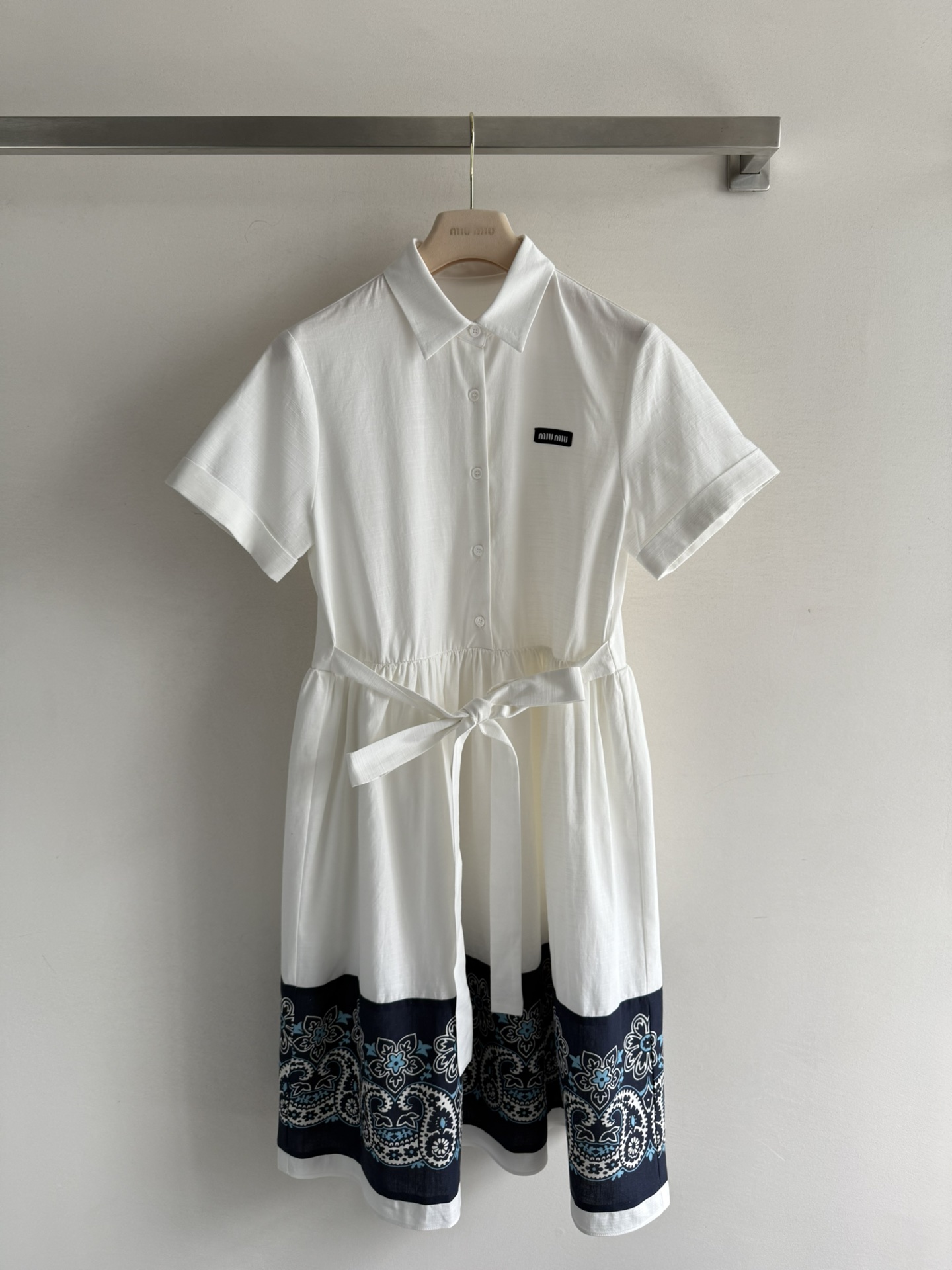 NO:420208,MiuMi*25Ss new logo shirt-style short-sleeved dress classic white shirt collar elegant and capable skirt dark blue cashew print matched with waist straps knotted decoration easily concave waist overall French gentle style sweet and age-reducing wear it as if you are on vacation by the sea. The white moonlight shirt skirt is really in love~SML,,miumiu, skirts,shirts,T-shirts,alexander wang19860909MiuMi*25Ss新款 徽标衬衫式短袖连衣裙 经典白衬衫领 优雅又干练 裙摆深蓝色腰果印花 搭配腰部绑带打结装饰 轻松凹出小蛮腰 整体法式温柔风 甜美减龄穿上它仿佛在海边度假白月光的衬衫裙真的爱了～SML,,miumiu,skirts,shirts,T-shirt,alexander wang,Women's clothing