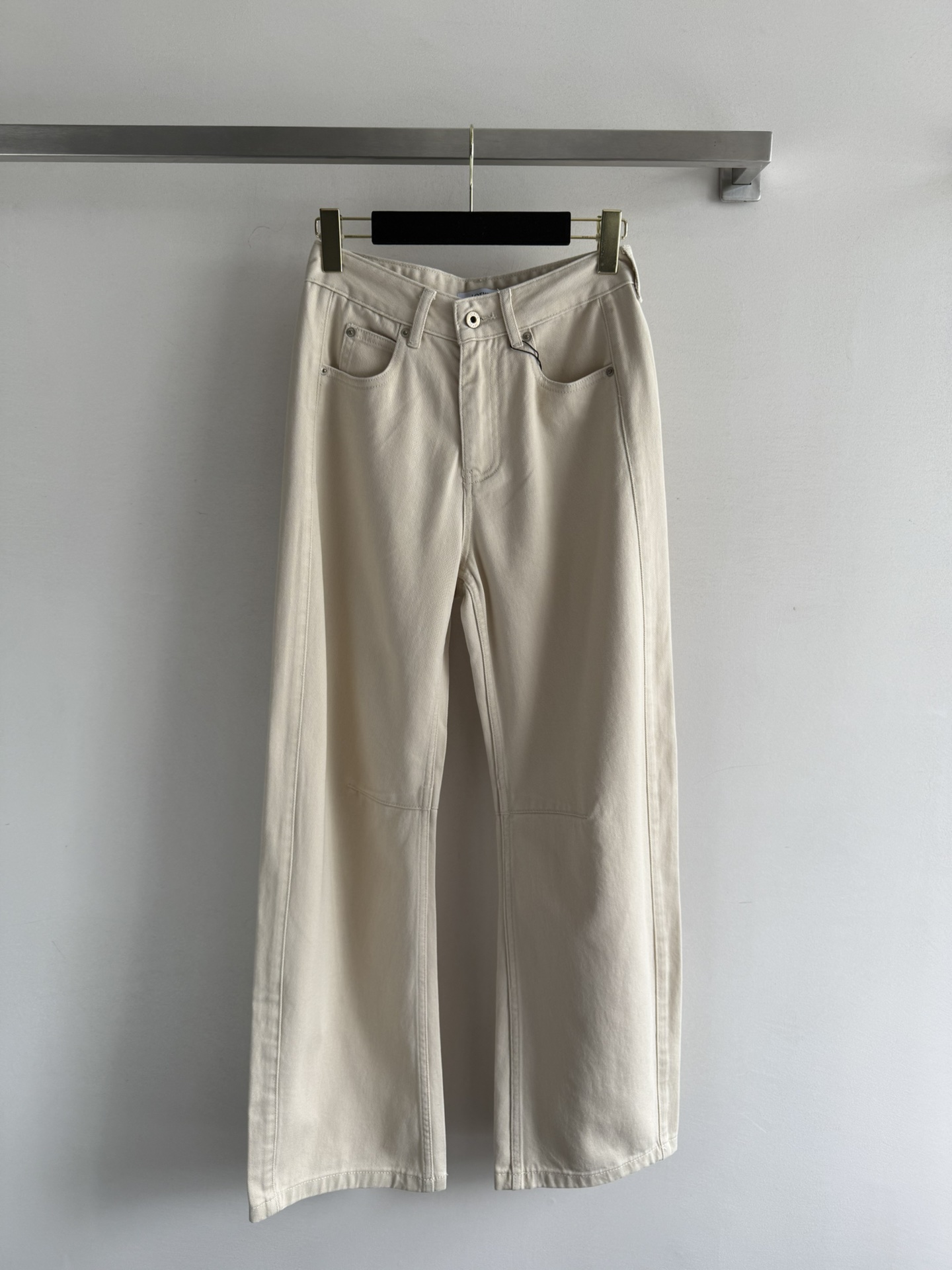 NO:420190,Loew*25SS new scimitar jeans, the wash fabric is very textured, the high waist and hip lifting upper body looks stylish and versatile, handsome and fashionable, the split lines are sewn on the knees to create the scimitar effect, effectively modifying the straight leg lines, and the waist is decorated with flower buckles and eye-catching leather logo embellishment behind, and the details are full of details to show the trend of the high street!  SML-, loewe, jeans, alexander wang19860909Loew*25SS新款弯刀牛仔裤,水洗面料很有质感 高腰提臀上身巨显有型百搭,帅气又时髦膝盖处缝制分割线打造弯刀效果,有效修饰直腿线条,腰部采用花朵扣装饰别致亮眼背后皮质logo标识点缀,细节满分穿出高街潮流！SML-,,loewe,jeans,alexander wang,Women's clothing