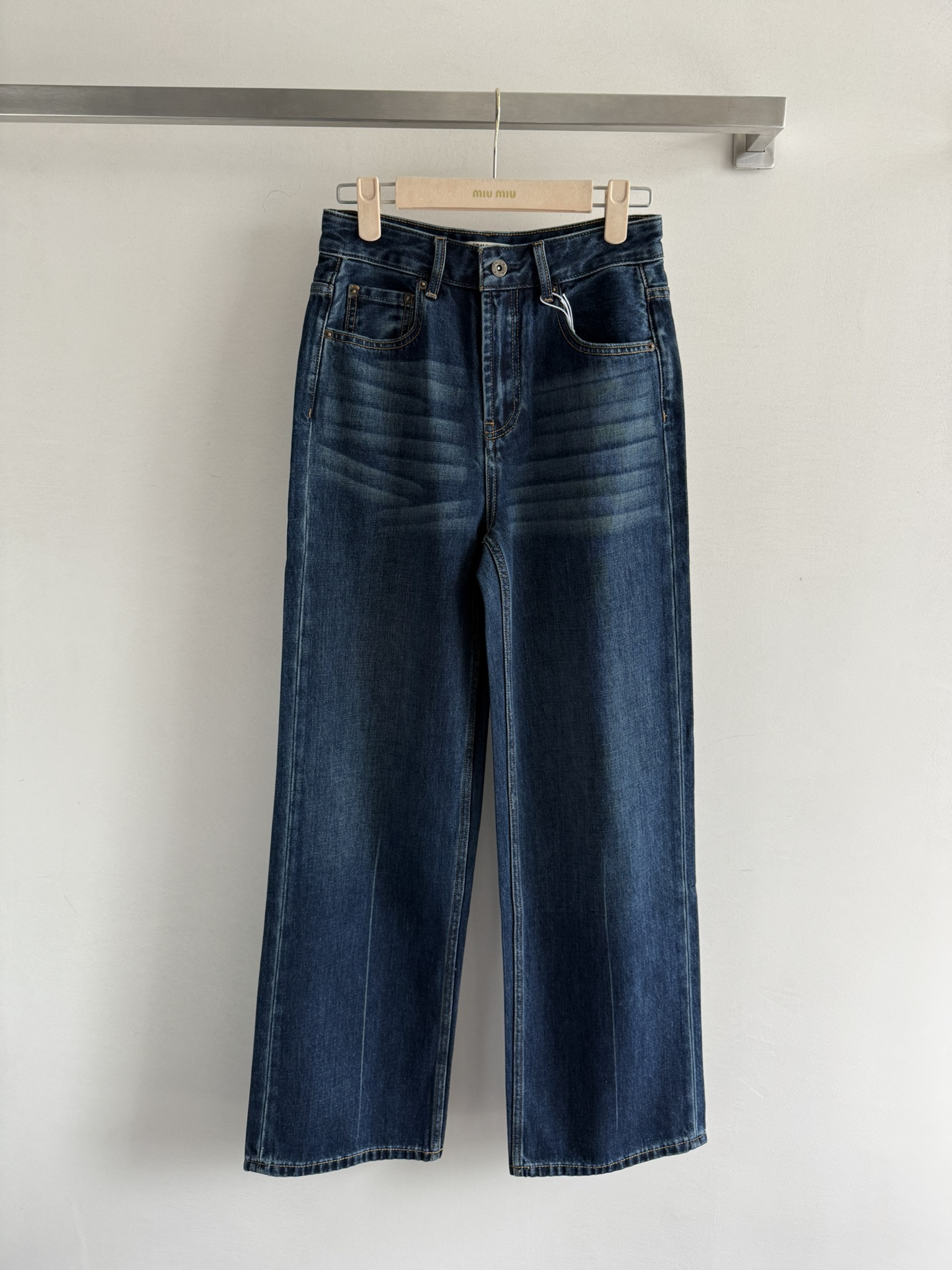 NO:430727,MIUMI*25SS new denim trousers, imported washing denim fabric, super good texture, crisp and stylish, the upper body shows good legs, and the embroidered logo letter embroidered in the back pocket makes it more design-like and not monotonous!  Straight-tube style is easy to wear and versatile. It is suitable for looking with various tops. Must-have for daily commuting. Fashionable and lazy style sizes. SML-,,miumiu,alexander wang19860909MIUMI*25SS新款牛仔长裤 进口洗水的牛仔面料 质感超好的又挺括有型 上身巨显腿型好 后袋刺绣logo字母点缀 使其更显设计感与不单调！直筒版型好穿百搭 随意搭配各种上衣适合好看 日常通勤必备 时髦慵懒风尺码 SML-,,miumiu,alexander wang,Women's clothing