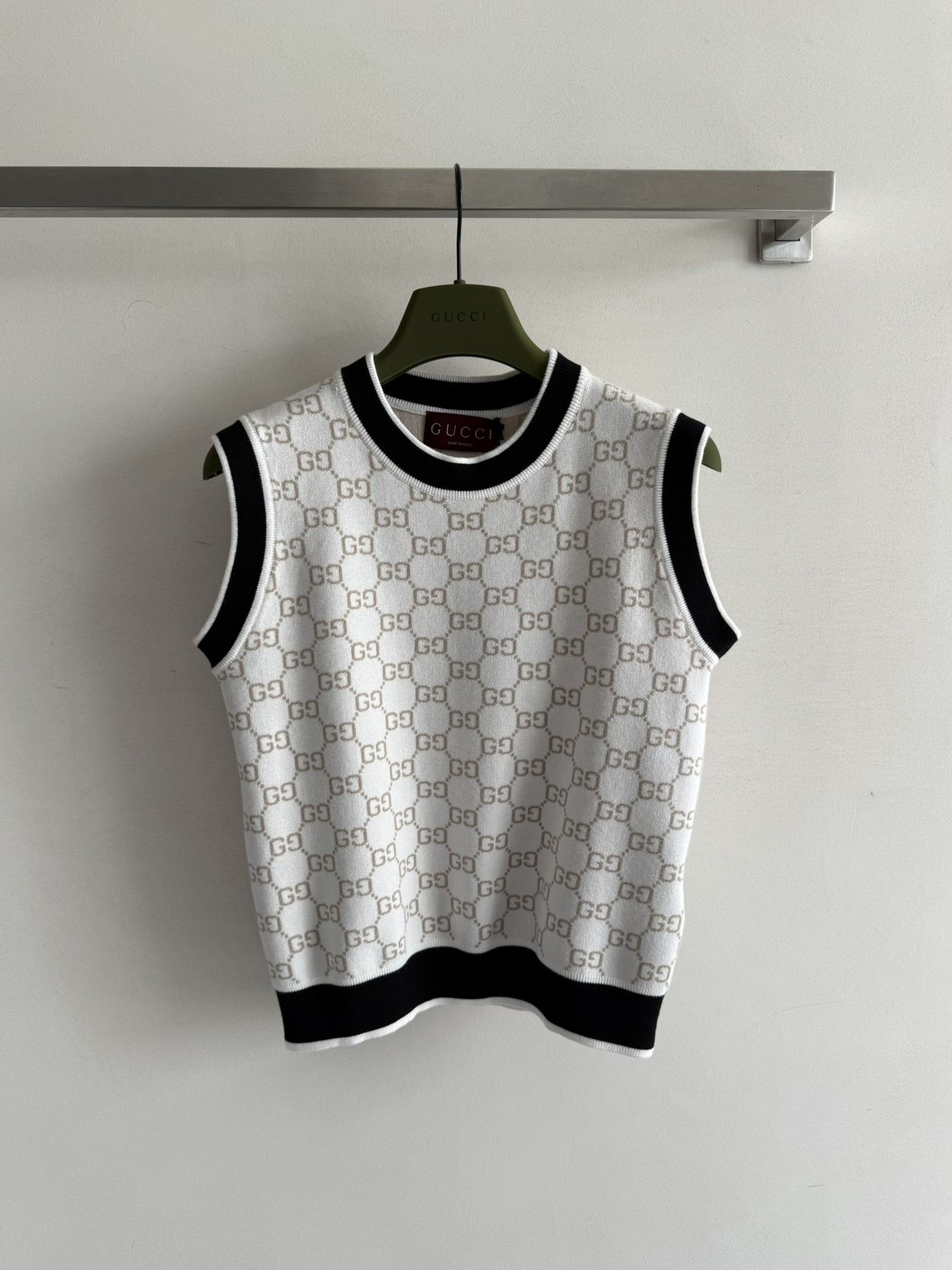 NO:422019,GUCC*25SS new round neck contrast knitted vest, classic double G jacquard decoration, fashionable and versatile, fashionable single product 2 colors SML, gucci, alexander wang19860909GUCC*25SS新款圆领撞色针织马甲,经典双G提花装饰 时髦百搭不挑人,时尚单品2色SML,,gucci,alexander wang,Women's clothing