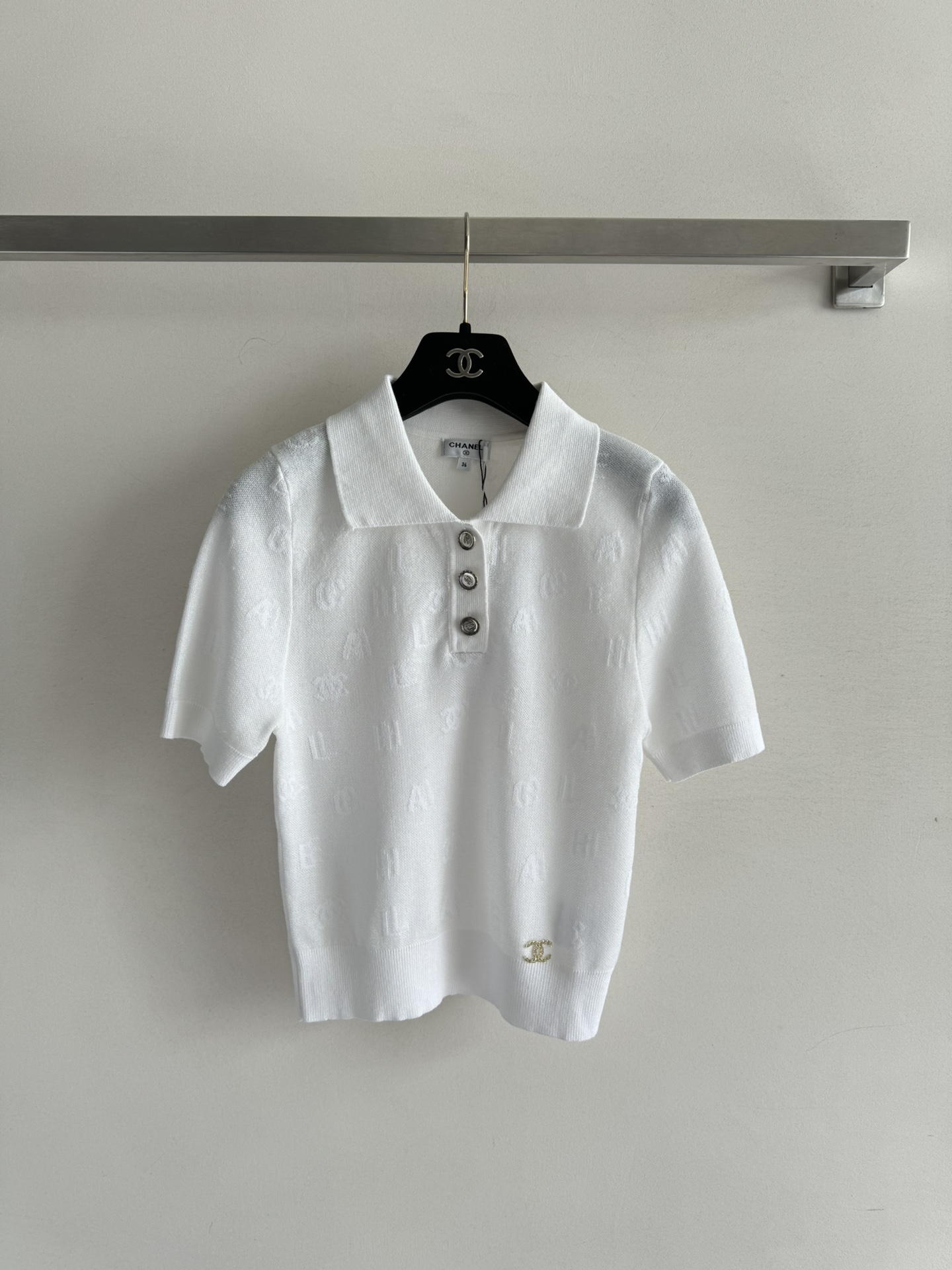 NO:423721,CHANE*25SS new polo sweater new lapel jacquard design, elastic cuffs and beautiful and comfortable upper body. The regular version is close to the body and slim. You can wear three-color SML-, chanel, alexander wang for daily commuting.19860909CHANE*25SS新款polo针织衫上新翻领提花设计,袖口松紧上身好看又舒适 常规版型贴身显瘦,日常通勤都可搭三色SML-,,chanel,alexander wang,Women's clothing