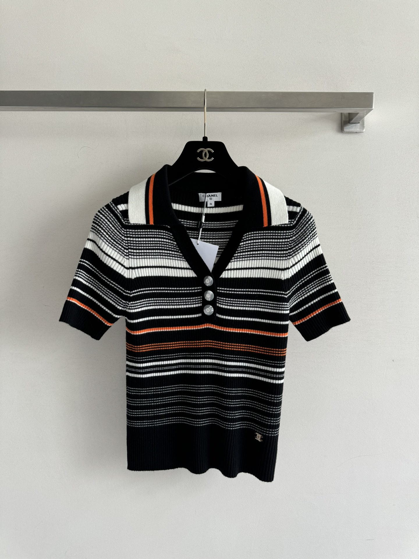 NO:423729,CHANE's newest contrasting color Polo collar sweater slim fit style simple to create a gentle temperament. The lady's image is customized with logo buckle embellishment to create a delicate and fashionable effect suitable for daily casual commuting three-color SML!  -,,chanel,alexander wang19860909CHANE*新款撞色Polo领针织衫修身版型简单打造气质温婉 淑女形象定制logo扣饰点缀打造精致时尚效果适用日常休闲通勤三色SML！-,,chanel,alexander wang,Women's clothing