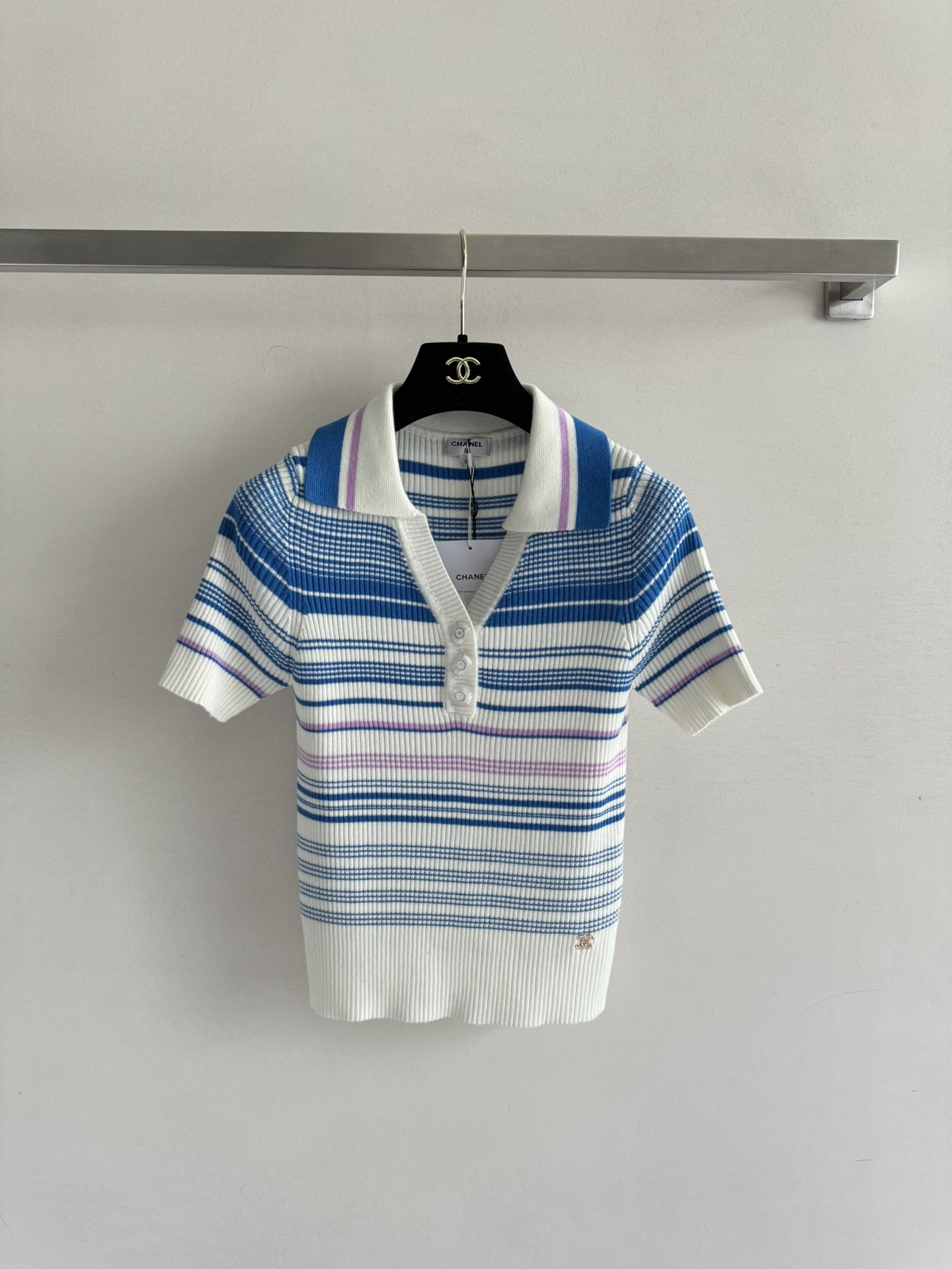 NO:423738,CHANE's latest contrasting color Polo neck sweater slim fit style simple to create a gentle temperament. Lady's image custom logo buckle embellishment creates exquisite and fashionable effect suitable for daily casual commuting three-color SML-, chanel, alexander wang19860909CHANE*新款撞色Polo领针织衫修身版型简单打造气质温婉 淑女形象定制logo扣饰点缀打造精致时尚效果适用日常休闲通勤三色SML-,,chanel,alexander wang,Women's clothing