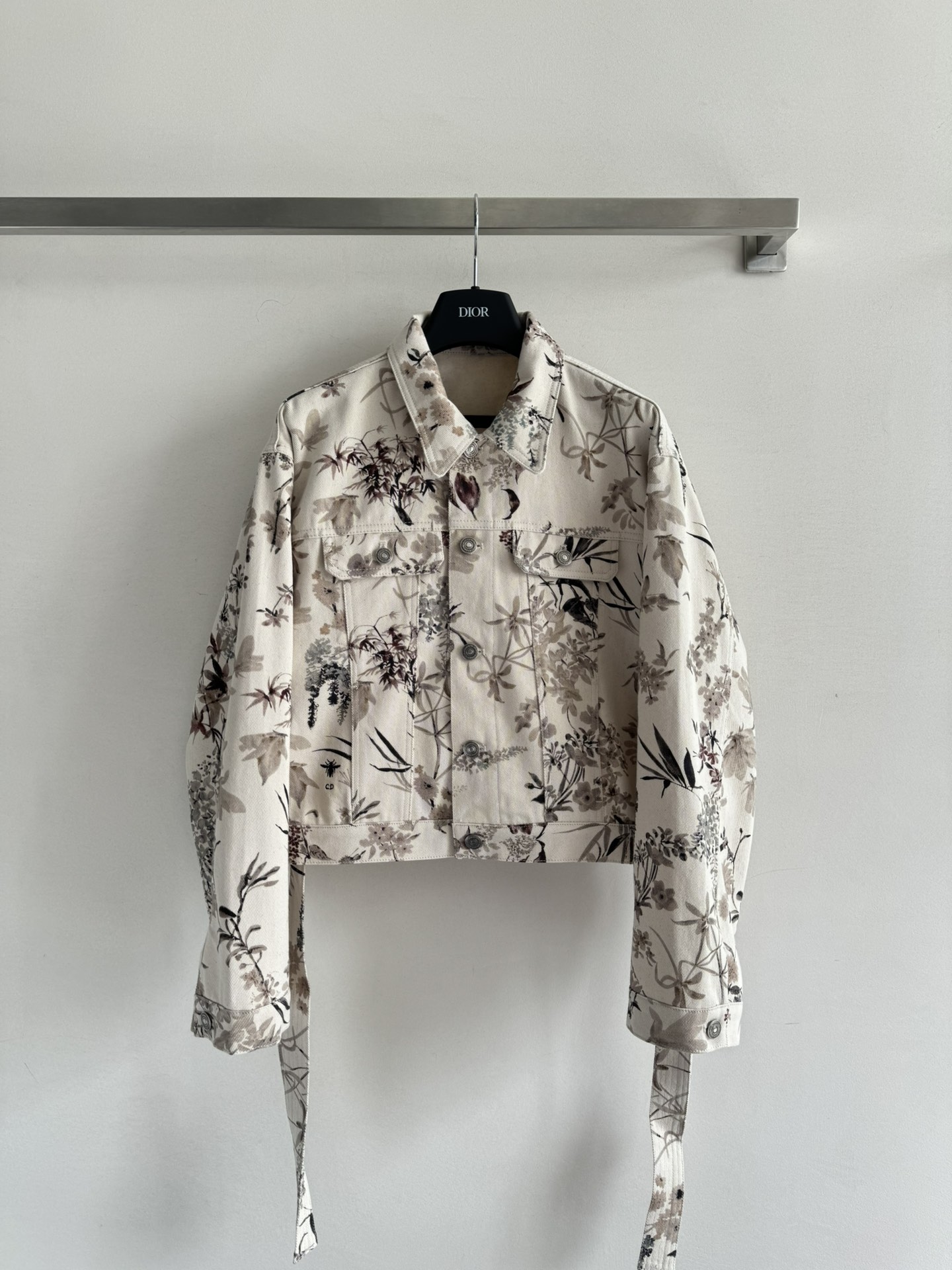 NO:423657,Dio*25SS Vacation Series denim jacket fresh and elegant ink prints. Multi-color prints present high-quality wood colors in soft and exquisite tones to show elegance!  The side slit lace-up waist design is handsome, casual and fashionable, and the imported raw denim enzyme washing fabric has a great texture!  The hand-sewn black mark on the back is low-key and luxurious design that can be matched with a series of items. Wear high-end SML-,,dior,jackets & coats,alexander wang19860909Dio*25SS度假系列牛仔外套清新淡雅的水墨印花 多色印花以柔和精致的色调呈现高级原木色 彰显典雅意趣！侧面开叉 系带收腰设计帅气随性又时髦,进口原浆牛仔酵素洗水面料质感超赞！后背部处手缝黑标低调奢华设计感超赞可搭配一系列单品 穿出高级感SML-,,dior,jackets & coats,alexander wang,Women's clothing