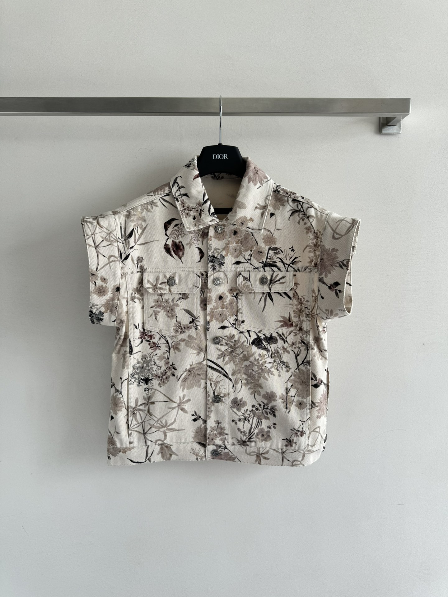 NO:423704,Dio*25SS Vacation Series denim vests are fresh and elegant ink-print denim vests. Multi-color prints present high-quality wood colors in soft and exquisite tones, highlighting the elegant and interesting!  The crisp cover sleeves and the two sides of the slit are handsome, casual and fashionable, and the imported raw denim enzyme washing fabric has a great texture!  The black mark with hand sewn on the back is low-key luxury design and awesome. A series of matching pairs show a high-end SML-,,dior,alexander wang19860909Dio*25SS度假系列牛仔马甲清新淡雅的水墨印花牛仔马甲,多色印花以柔和精致的色调呈现高级原木色 彰显典雅意趣！挺括的盖袖与开叉的两侧设计帅气随性又时髦,进口原浆牛仔酵素洗水面料质感超赞！后背处手缝黑标低调奢华设计感超赞一系列搭配穿出高级感SML-,,dior,alexander wang,Women's clothing