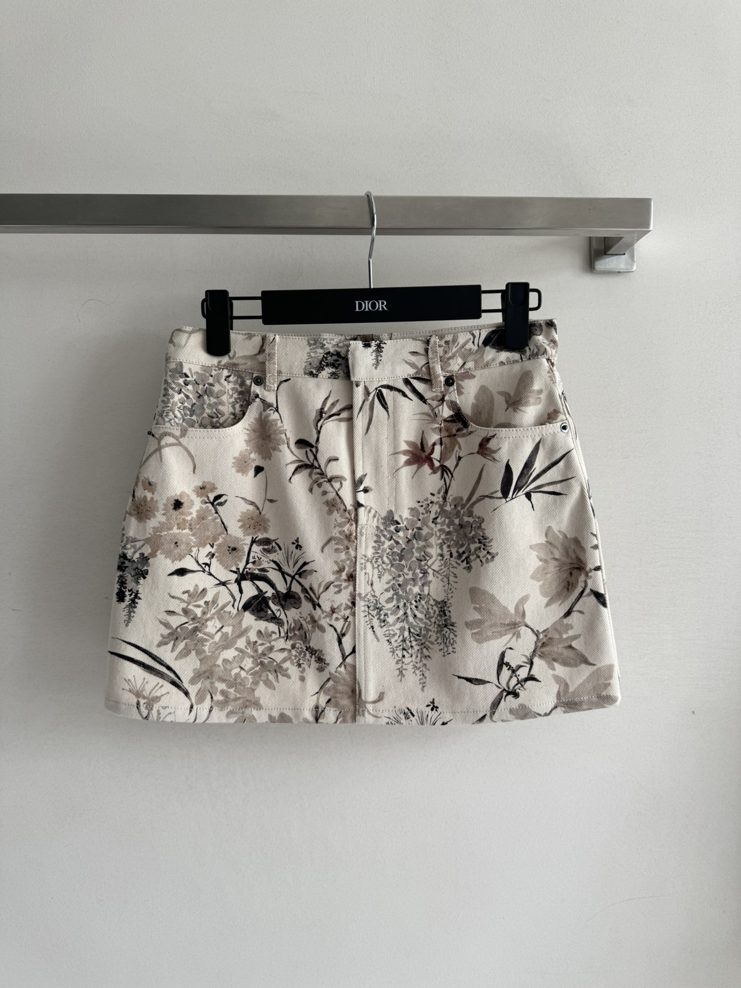 NO:423686,Dio*25SS Vacation Series denim skirts Fresh and elegant ink-print denim skirts Multi-color prints present high-quality wood colors in soft and exquisite tones to show elegance!  Three-dimensional tailoring, small A-style versatile, age-reducing girlish temperament imported raw denim enzyme washing fabric has a great texture!  The black mark with hand sewn on the back is low-key luxury design and awesome. A series of matching matches bring a high-end feel SML-,,dior, skirts, alexander wang19860909Dio*25SS度假系列牛仔半裙清新淡雅的水墨印花牛仔半裙 多色印花以柔和精致的色调呈现高级原木色 彰显典雅意趣！立体剪裁小A版型百搭 减龄少女气质进口原浆牛仔酵素洗水面料质感超赞！后背处手缝黑标低调奢华设计感超赞一系列搭配穿出高级感SML-,,dior,skirts,alexander wang,Women's clothing