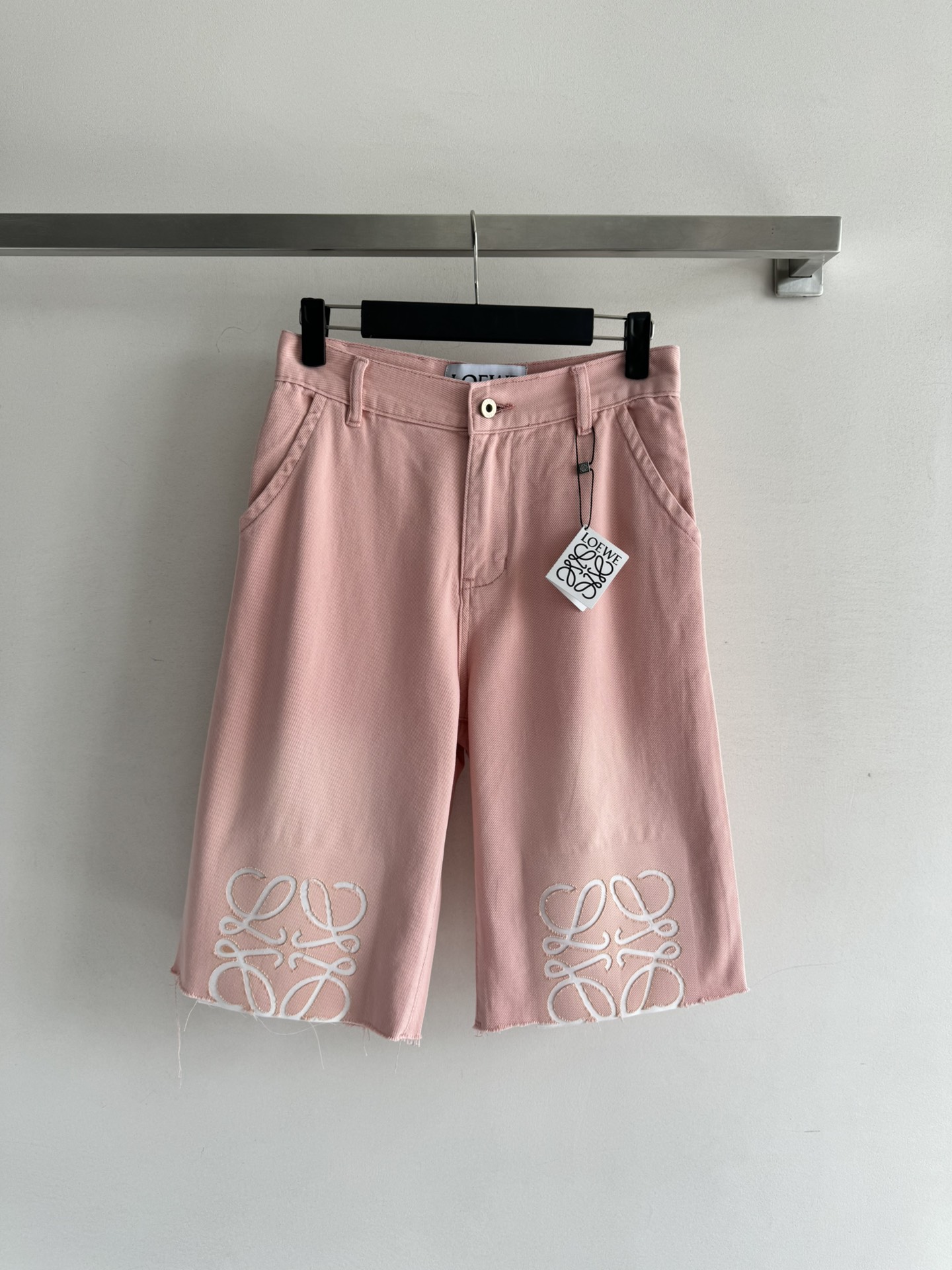 NO:423712,LOEW*25SS new mid-trouser three-dimensional tailoring style low-key luxury trouser legs cuffs symmetrical laser totem logo decoration lighting design till the upper and lower edges are treated without edges. There is a free and unrestrained atmosphere. The upper body is A and cool. Must-have fashionable items SML-,,loewe,alexander wang19860909LOEW*25SS新款中裤立体剪裁版型低调奢华 裤腿袖口对称激光图腾徽标装饰点亮设计 同时上下边缘毛边不包边处理 多了自由不羁的气息 上身又A又飒 必备流行时髦单品SML-,,loewe,alexander wang,Women's clothing