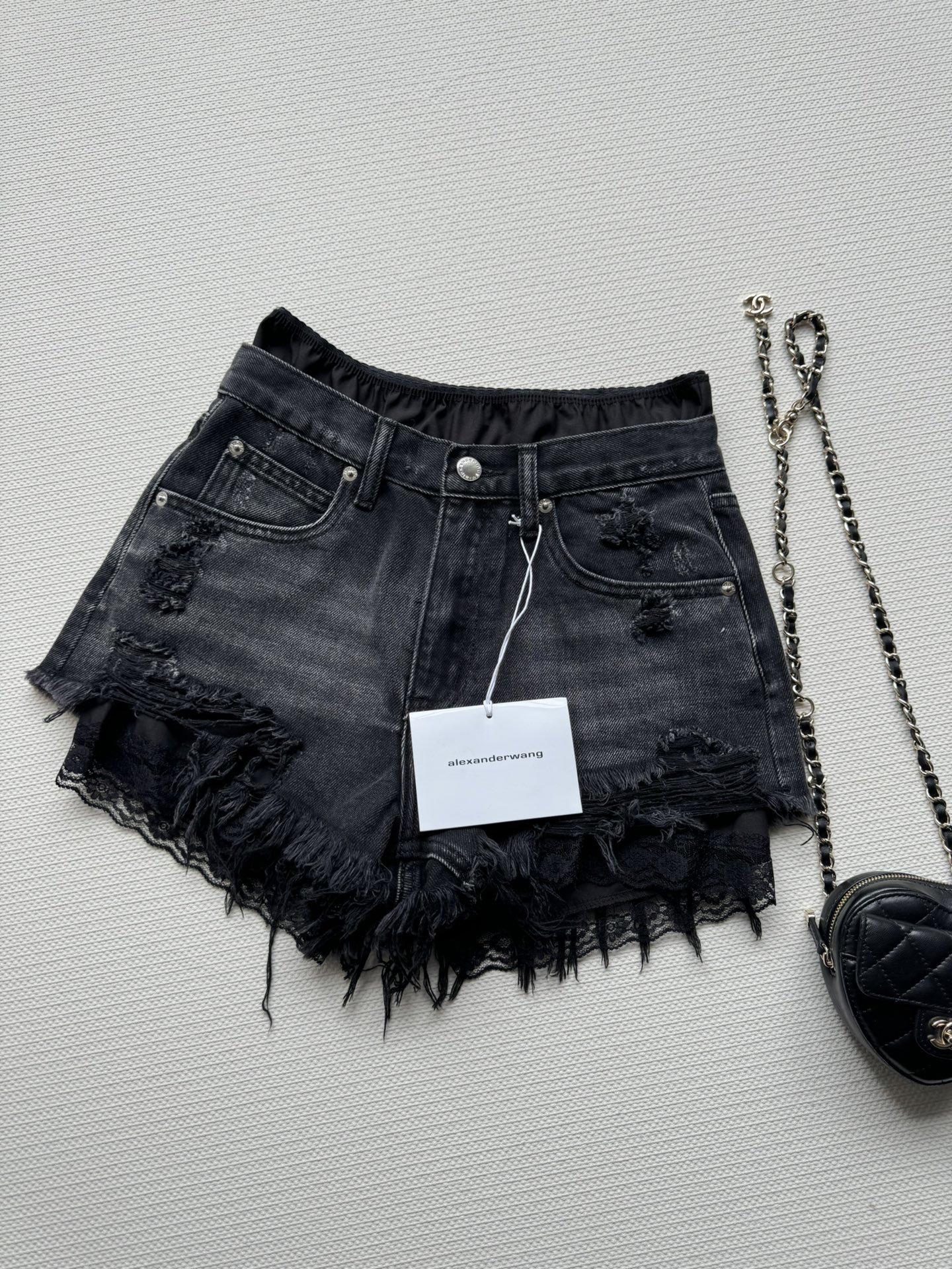 NO:425150,Alexderwan*25SS new lace-edged two-piece denim shorts, sweet and spicy summer style, fashionable and versatile!  Two exquisite designs of lace fakes, unique and high-end!  The scalp logo decoration on the waist and waist is very not monotonous!  Full of details SML, shorts, alexander wang19860909Alexderwan*25SS新款蕾丝边假两件牛仔短裤,夏日甜辣风,时髦百搭！蕾丝假两件精致设计,独特又高级！背后腰头皮质logo标装饰,非常不单调！细节满满SML,,shorts,alexander wang,Women's clothing