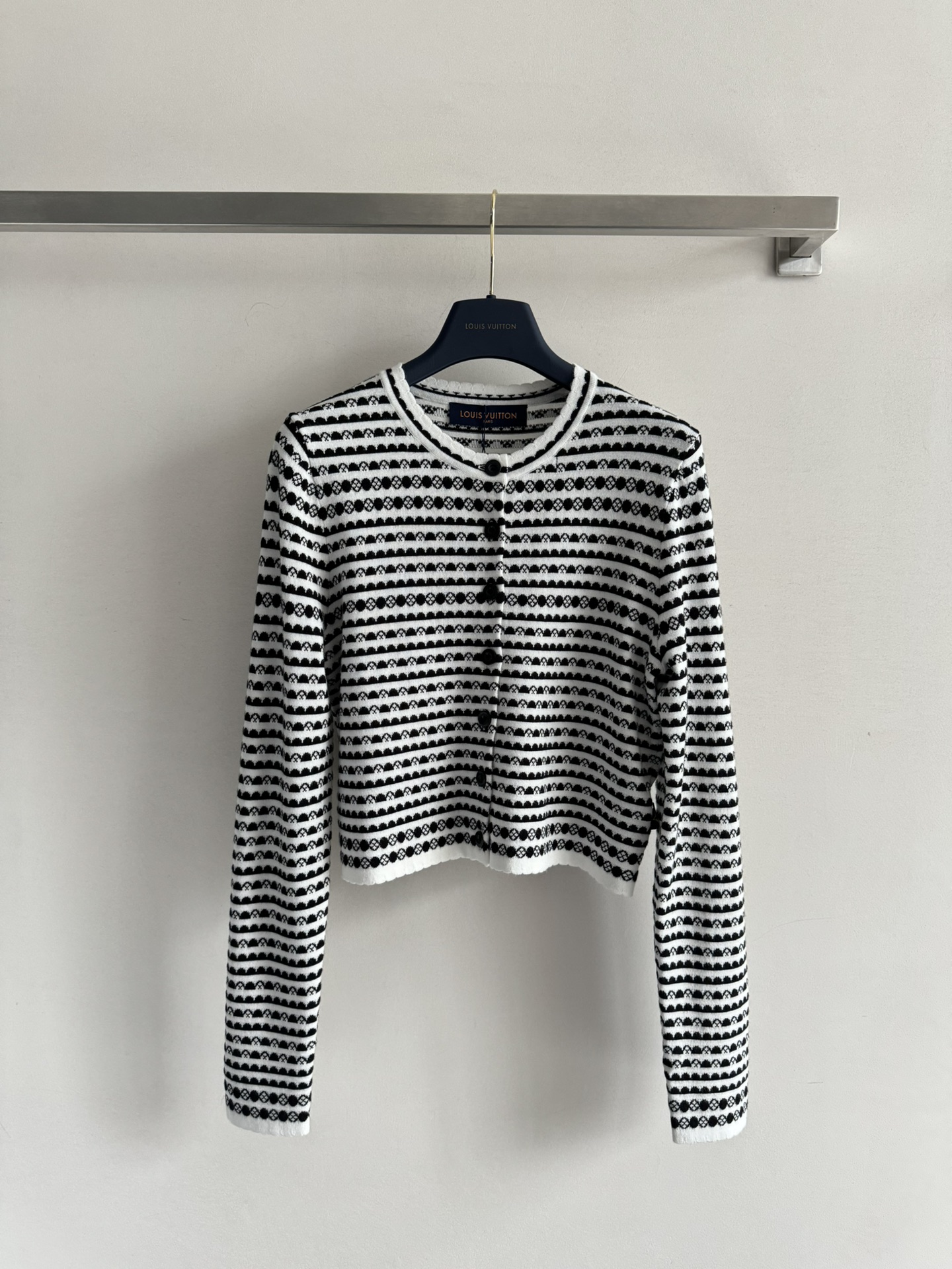 NO:425143,The new knitted cardigan with lace design on the neckline cuffs and hem is very delicate and compact, fashionable and beautiful on the upper body, versatile and lazy and unique!  Two-color SML, louis vuitton,alexander wang19860909LV*25SS新款针织小开衫,领口袖口与下摆都采用花边设计 非常精致小巧 上身时髦好看 百搭显慵懒个性！两色SML,,louis vuitton,alexander wang,Women's clothing