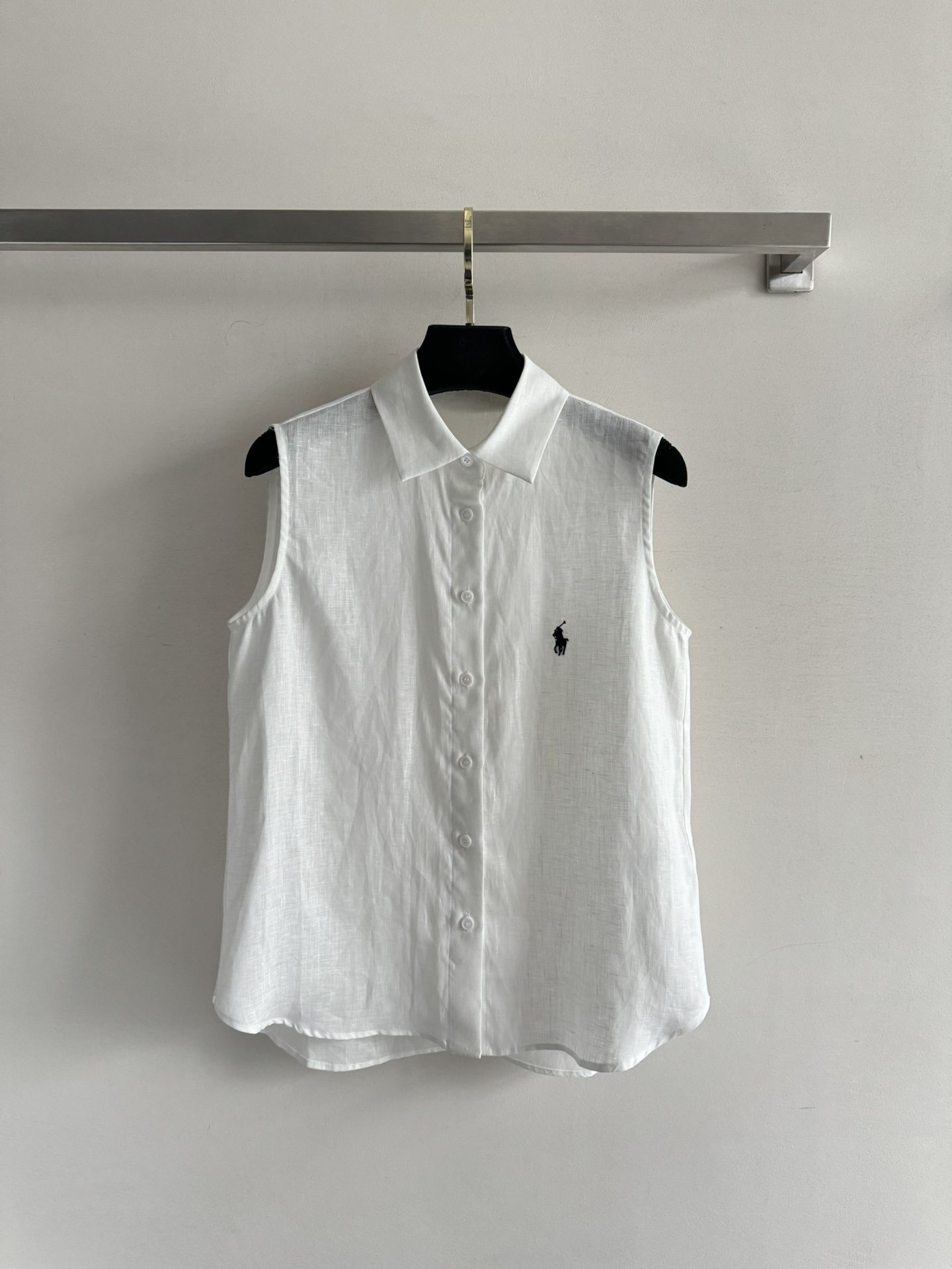 NO:425179,RalphLaur*25SS new linen sleeveless shirt, agile summer temperament, light and breathable fabrics seem to weave natural breeze into the corners of the clothes, and every move is full of lazy and comfortable elegance. The unique matte texture of linen is matched with neat sleeveless design, which has both the purity of a forest girl and the straightforwardness of an urban girl!  Three colors optional SML, loro piana,shirts,alexander wang19860909RalphLaur*25SS新款亚麻无袖衬衫 夏日灵动气质 轻盈透气的面料仿佛将自然清风织入衣角 举手投足间尽是慵懒惬意的优雅 亚麻独有的哑光质感 搭配利落无袖设计 既有森系少女的纯净 又藏着都市女郎的率性锋芒！三色可选SML,,loro piana,shirts,alexander wang,Women's clothing