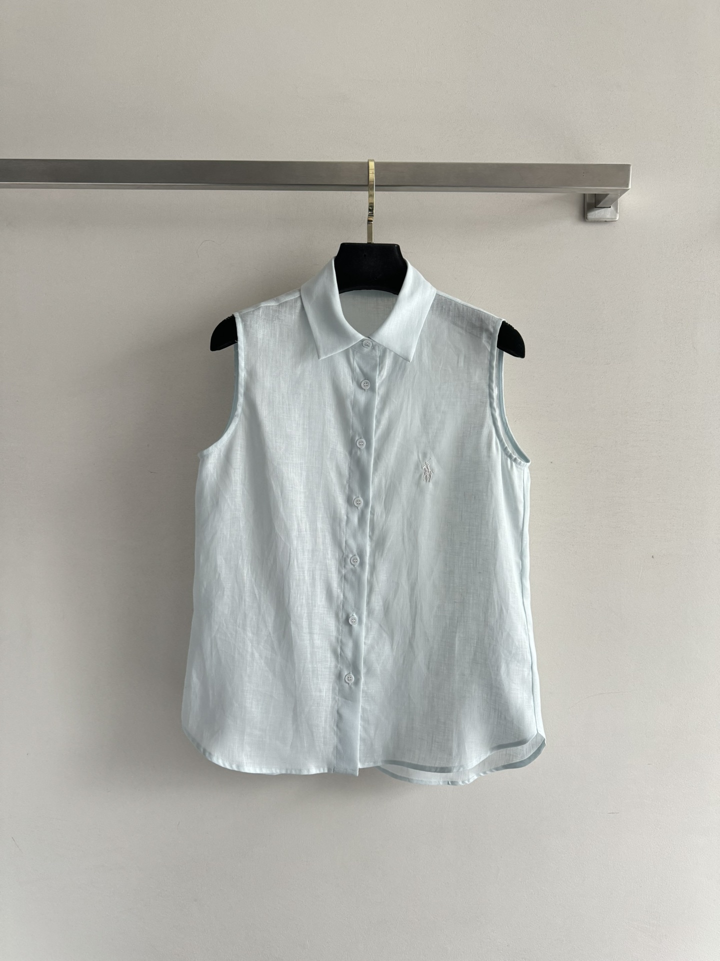 NO:425195,RalphLaur*25SS new linen sleeveless shirt, agile summer temperament, light and breathable fabrics seem to weave natural breeze into the corners of the clothes, and every move is full of lazy and comfortable elegance. The unique matte texture of linen is matched with neat sleeveless design, which has both the purity of a forest girl and the straightforwardness of an urban girl!  Three colors optional SML, loro piana,shirts,alexander wang19860909RalphLaur*25SS新款亚麻无袖衬衫 夏日灵动气质 轻盈透气的面料仿佛将自然清风织入衣角 举手投足间尽是慵懒惬意的优雅 亚麻独有的哑光质感 搭配利落无袖设计 既有森系少女的纯净 又藏着都市女郎的率性锋芒！三色可选SML,,loro piana,shirts,alexander wang,Women's clothing