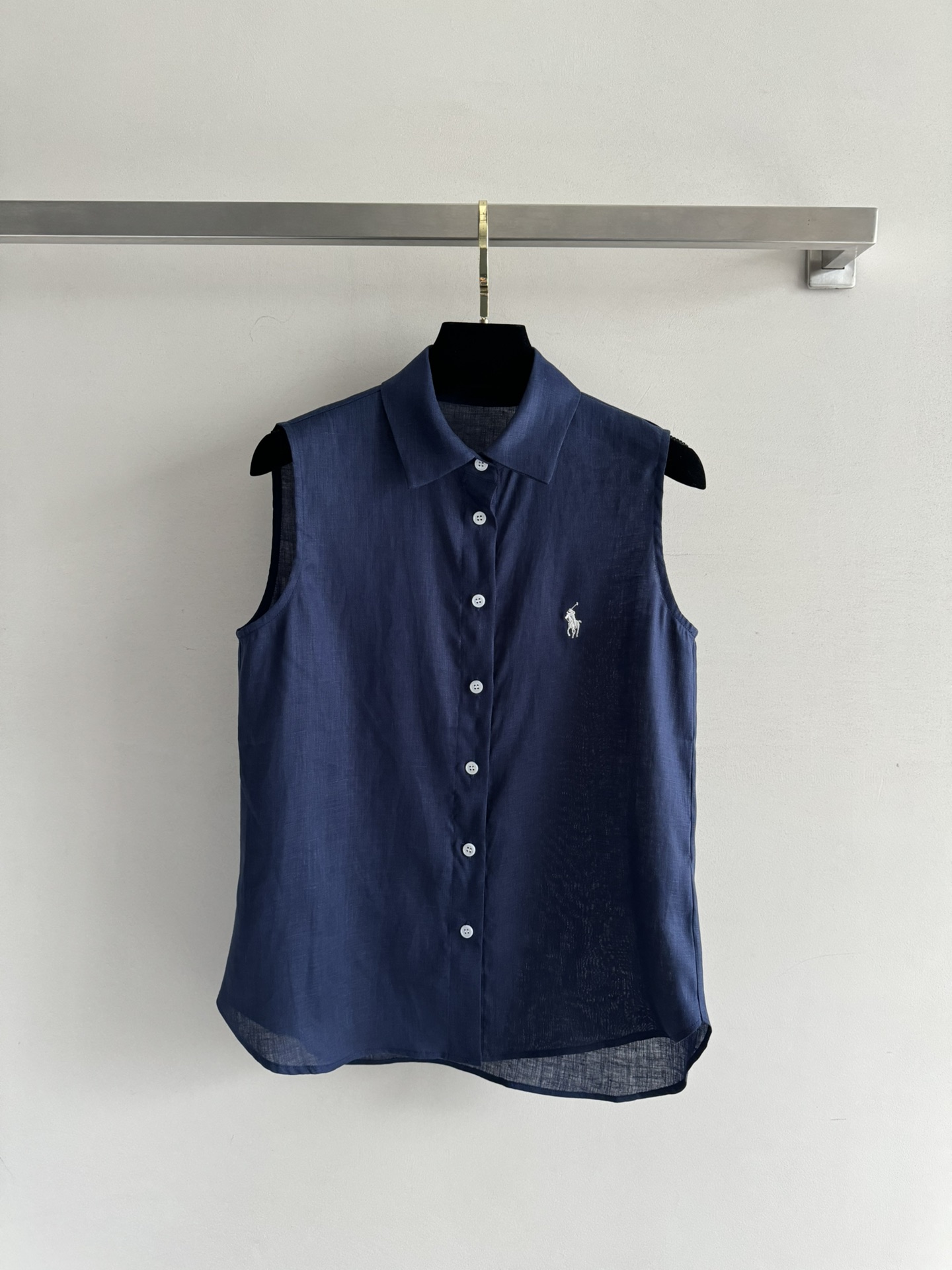 NO:425135,RalphLaur*25SS new linen sleeveless shirt, agile summer temperament, light and breathable fabrics seem to weave natural breeze into the corners of the clothes, and every move is full of lazy and comfortable elegance. The unique matte texture of linen is matched with neat sleeveless design, which has both the purity of a forest girl and the straightforwardness of an urban girl!  Three colors optional SML, loro piana,shirts,alexander wang19860909RalphLaur*25SS新款亚麻无袖衬衫 夏日灵动气质 轻盈透气的面料仿佛将自然清风织入衣角 举手投足间尽是慵懒惬意的优雅 亚麻独有的哑光质感 搭配利落无袖设计 既有森系少女的纯净 又藏着都市女郎的率性锋芒！三色可选SML,,loro piana,shirts,alexander wang,Women's clothing