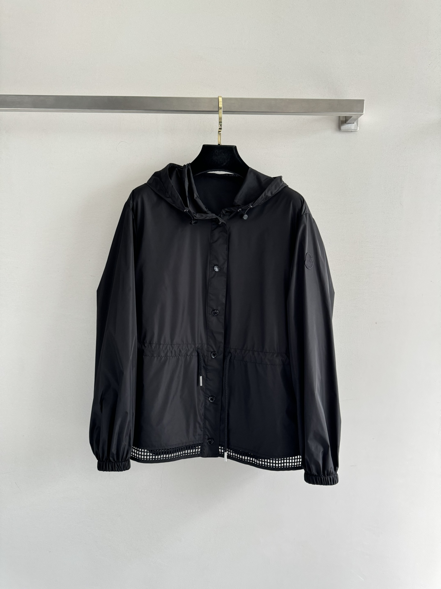 NO:436518,MONCLE*25 new sunscreen jacket is made of shiny and breathable fabric. Adjustable hood. Coated nylon. Exquisite and high-end. The upper body is light and light. Create a vibrant and complete styling waist design that makes you look slim and tall. The crisp and stylish style allows you to instantly improve your temperament after wearing it. The design of the pockets on both sides is easy to store. The simple, generous and exquisite labeling highlights the brand's sense of luxury. The hem is spliced ​​with hollow design, which adds a bit of sweetness and agility. It is time to add a practical and fashionable item to your wardrobe. SML-,, jackets & coats, hats, alexander wang19860909MONCLE*25新款防晒外套 采用亮泽而透气的面料制成 可调节兜帽 配涂层尼龙 精致高级 上身轻盈感十足 打造充满活力的完整造型束腰设计既显瘦又显高 版型挺括有型让你穿上后气质瞬间提升,两侧口袋的设计便于收纳 简洁大方精致贴标更是凸显了品牌的高级感.下摆拼接了镂空设计更是增添了几分甜美与灵动,是时候为你的衣橱添置一件既实用又时尚的单品啦SML-,,jackets & coats,hats,alexander wang,Women's clothing