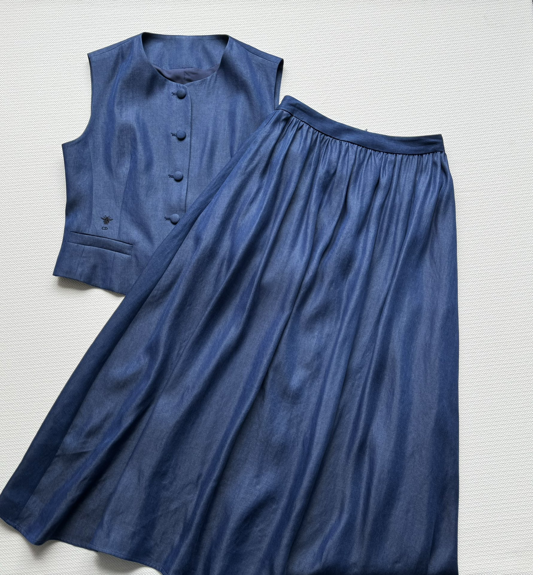 NO:791486,DIO*25SS new suit A-line skirt with large skirt, the color makes the whole body more eye-catching, the upper body is slim and elegant!  Elegant, fashionable and versatile, classic but not outdated, the fabric is very drapey, the comfort is very sweet or spicy, and the outfit has a perfect temperament SML!  ,,dior,skirts,19860909DIO*25SS新款套装A字大裙摆半身裙,颜色让整体更吸引眼球版型上身显瘦大方！优雅时尚百搭,经典不过时,面料很有垂坠感,舒适度极好可甜可辣,一套穿搭气质绝美SML！,,dior,skirts,,Women's clothing