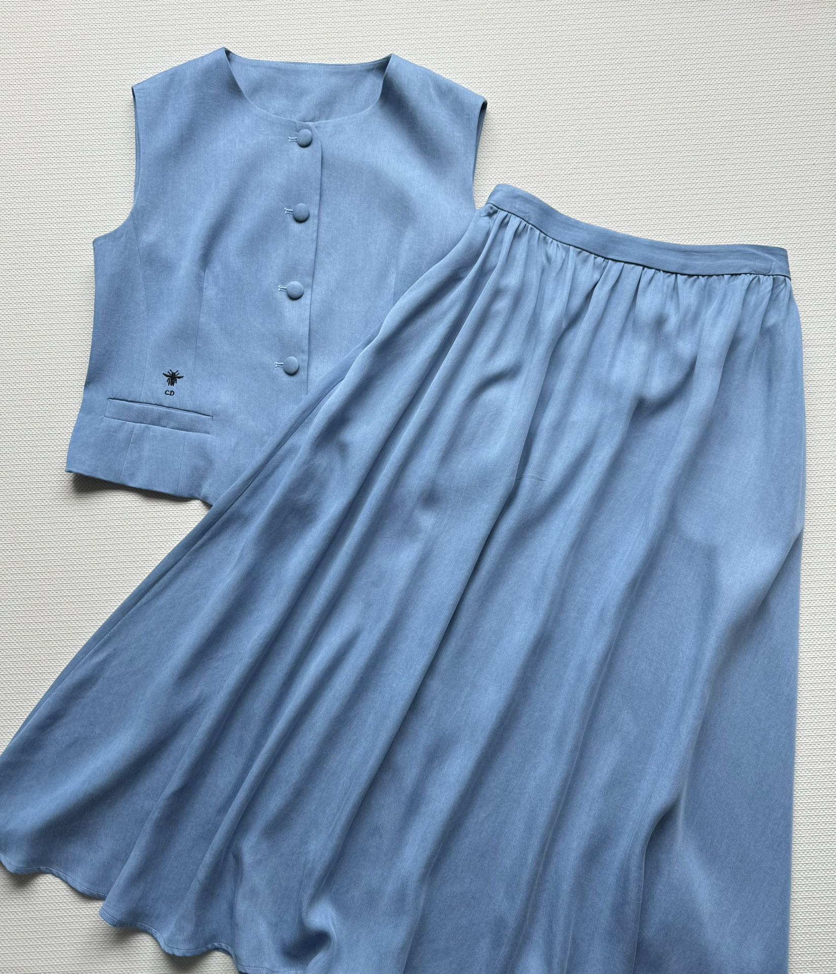 NO:791480,DIO*26SS new suit A-line skirt with large skirt, the color makes the whole body more eye-catching, the upper body is slim and elegant!  Elegant, fashionable and versatile, classic but not outdated, the fabric is very drapey, the comfort is very sweet or spicy, and the outfit has a perfect temperament SML!  ,,dior,skirts,19860909DIO*26SS新款套装A字大裙摆半身裙,颜色让整体更吸引眼球版型上身显瘦大方！优雅时尚百搭,经典不过时,面料很有垂坠感,舒适度极好可甜可辣,一套穿搭气质绝美SML！,,dior,skirts,,Women's clothing