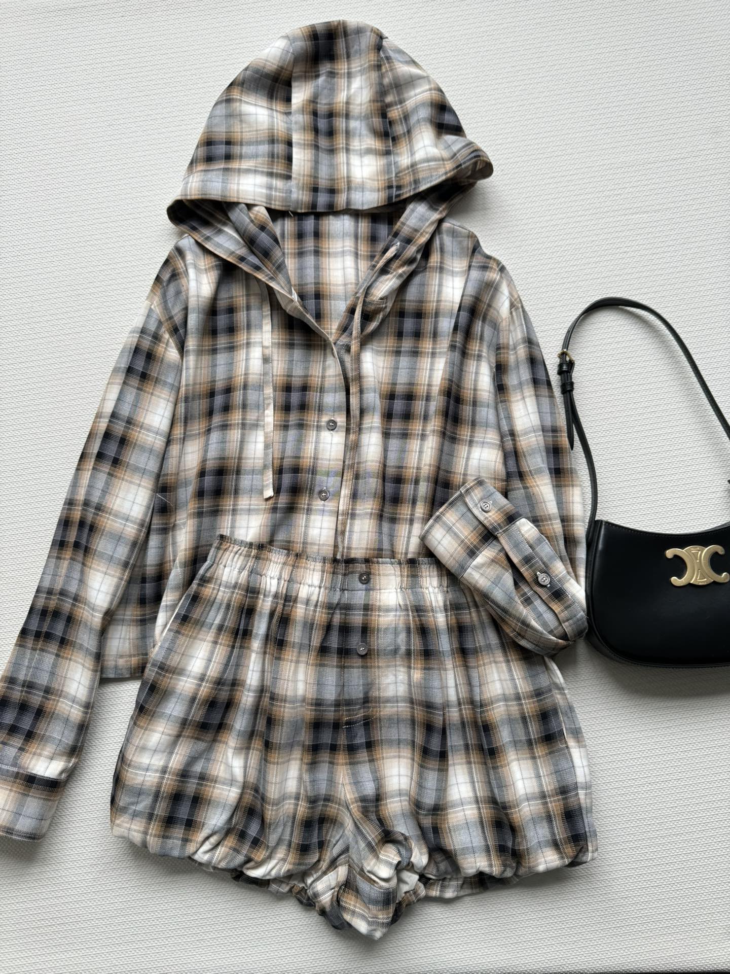 NO:436511,Acne Studio*25 new flower bud shorts cotton fabric is light and breathable, elastic waist design is not picky, lantern silhouette trouser legs cut design, huge flesh covering and huge slimming behind the logo small label + double-sided pockets, easy to wear and design sense to match the same series tops with lazy and high-end style SML-,,acne studios,dior, shorts,alexander wang19860909Acne Studio*25新款花苞短裤棉质面料轻盈透气 松紧腰设计不挑人,灯笼廓形裤脚剪裁设计 巨遮肉巨显瘦背后Logo小标签＋双侧口袋,好穿又有设计感搭配同系列上衣上身慵懒高级范SML-,,acne studios,dior,shorts,alexander wang,Women's clothing