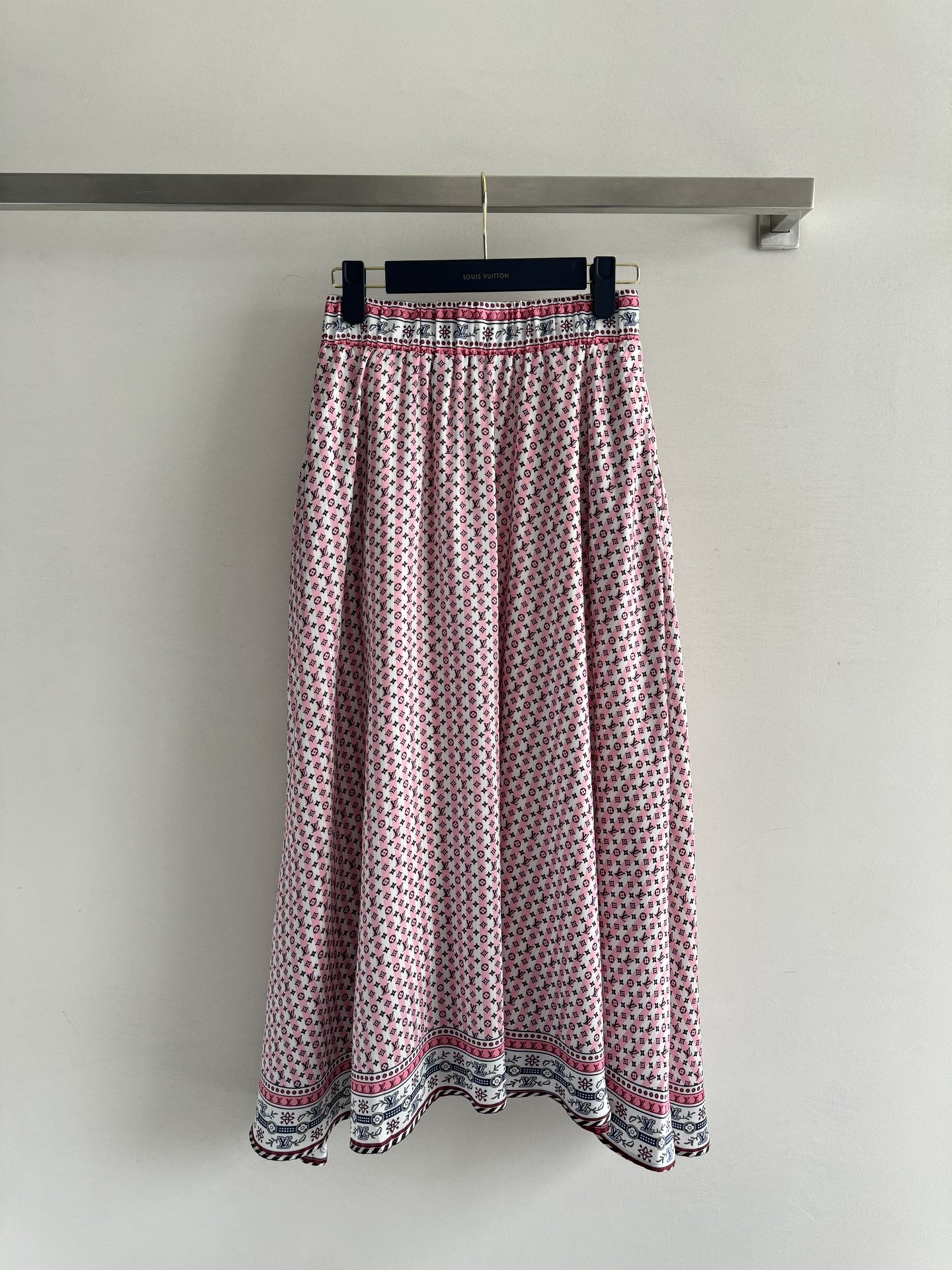 NO:418431,The design of Louis Vuitto*25SS new skirt is really amazing, the classic full-print logo is full of fashionable and high-end feeling!  The cool and cool style is super light and thin, with a very nice texture, and it is comfortable to wear on the body!  The color is super positive, and the upper body looks white and slim. It really looks good to whoever wears it!  The length is just right, neither too slow nor too short to expose. It is really considerate, fashionable and high-end SML-,,louis vuitton, skirts,alexander wang19860909Louis Vuitto*25SS新款半裙这款长裙的设计真的是绝了,经典满印logo 上身就是满满的时髦高级感！巨拉风,自带气场面料超级轻薄,质感很奈斯,穿在身上舒适度满分！颜色更是超级正,上身显白又显瘦,真的是谁穿谁好看！长度也是恰到好处,既不会太显得拖沓,也不会太短走光,真的是非常贴心呢,时髦高级感爆棚SML-,,louis vuitton,skirts,alexander wang,Women's clothing