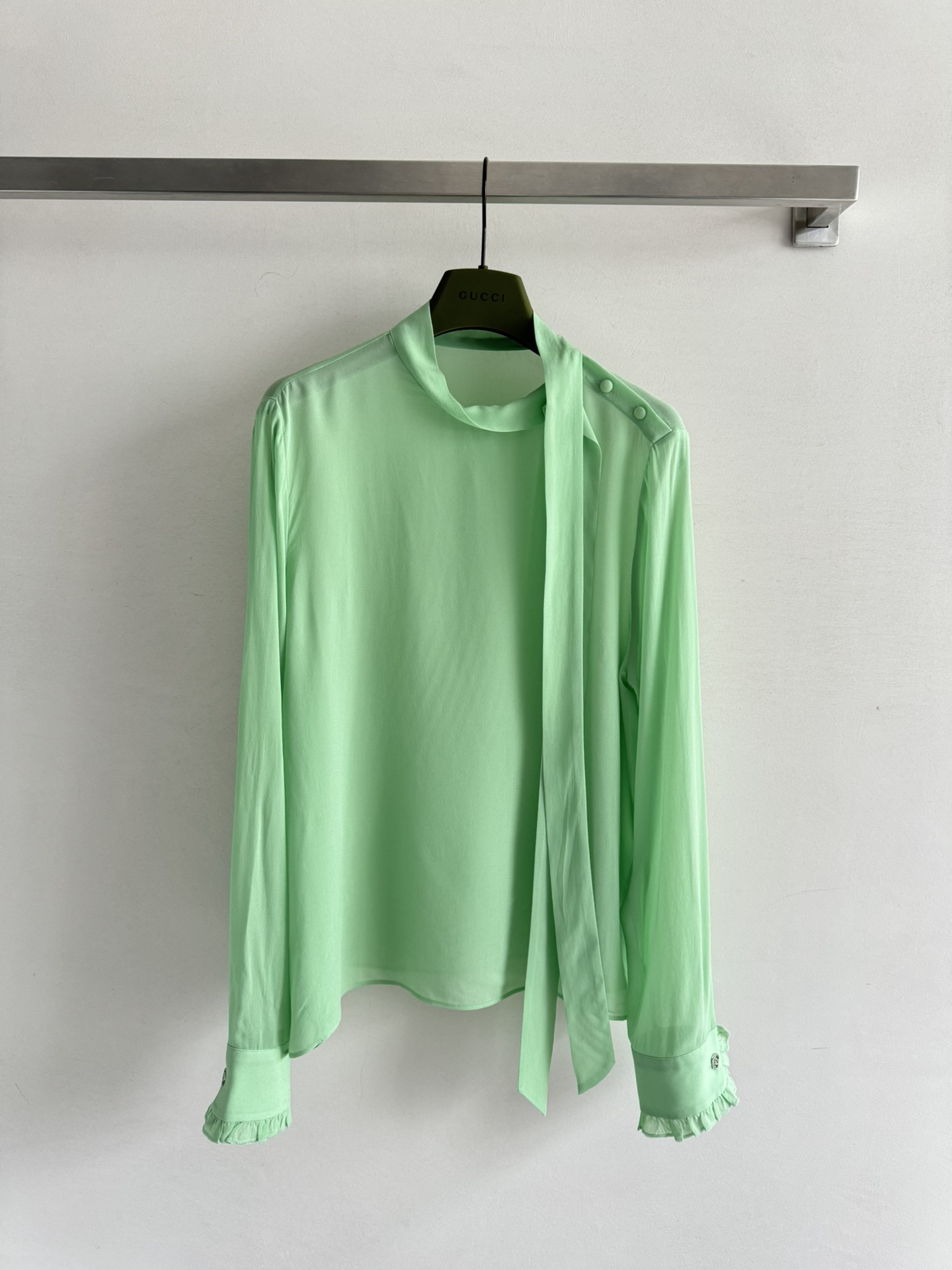 NO:418447,GUCC*25SS new silk shirt silk fabric with draped turtleneck ribbon design is generous and simple, adding more elegant and intellectual temperament. Whether worn alone or layered, it can easily create a French retro outfit for daily commuting. SML-, gucci, real silk, alexander wang19860909GUCC*25SS新款真丝衬衣真丝面料自带垂坠感高领飘带的设计大方简洁 增添了更多的优雅知性气质 无论单穿或叠穿都能轻松营造法式复古感穿搭通勤日常都是不二选择SML-,,gucci,real silk,alexander wang,Women's clothing