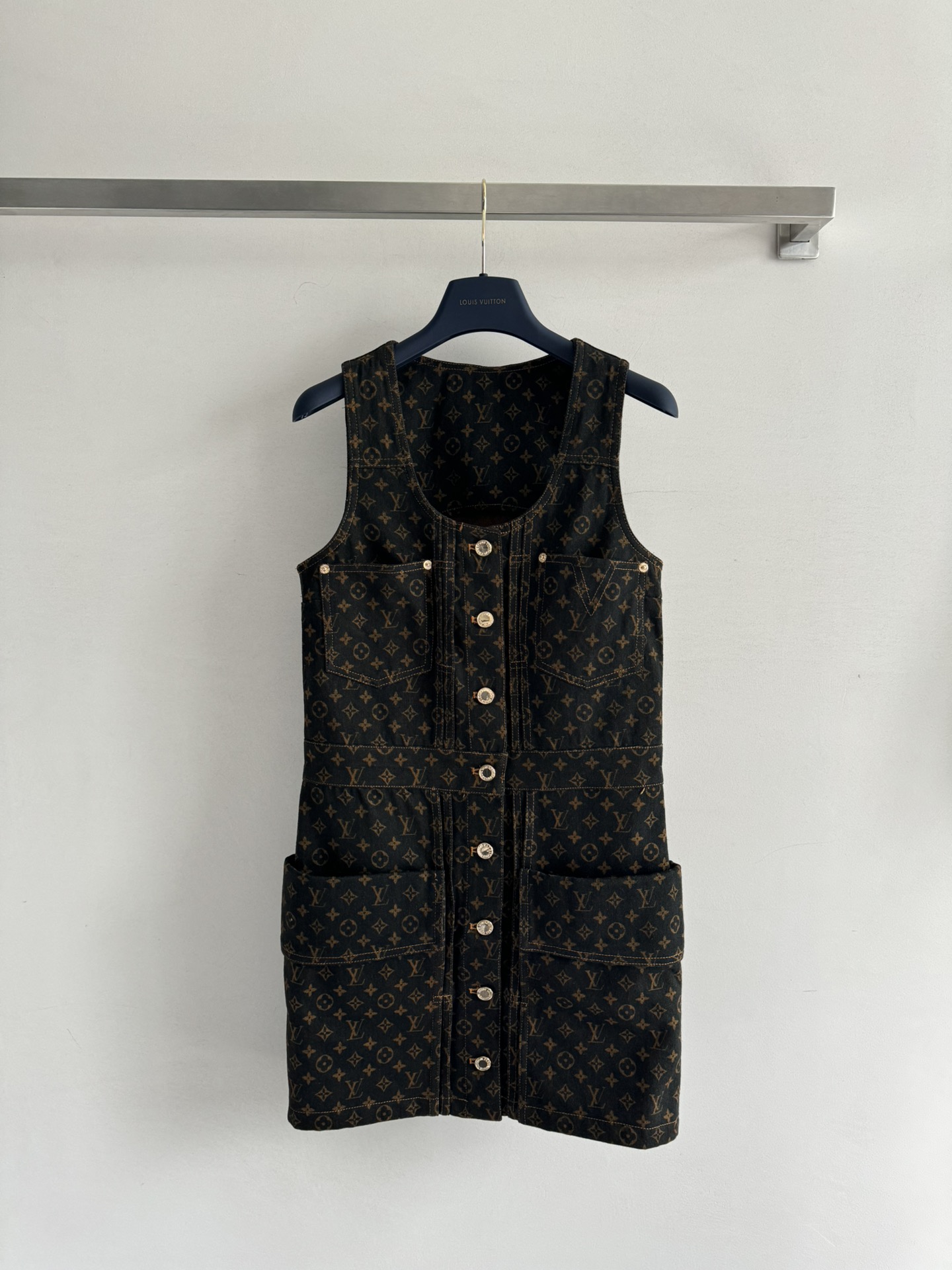 NO:418454,Louis Vuitto*25SS new denim vest skirt wash dark denim fabric full of print classic and unique old jacquard, full of retro charm. A row of metal buttons embellishments, full of texture, multiple pocket designs are both practical and add a casual and unrestrained style. Single wear simple T-shirts inside, easy to grasp on the casual street style; layering outside a shirt or sweatshirt, instantly full of layering to create a cool street look anytime and anywhere, creating a vibrant atmosphere. Super eye-catching SMLw-,,louis vuitton,hoodie,sweatshirts,skirts,shirts,tees,t-shirts,alexander wang19860909Louis Vuitto*25SS新款牛仔背心裙洗水深色牛仔面料 满印经典别致的老提花 复古韵味十足.一排金属纽扣点缀,质感满满,多个口袋设计既实用又增添了随性不羁的风格单穿内搭简约T恤,休闲街头风轻松拿捏；叠穿在衬衫或卫衣外面,层次感瞬间爆满随时随地打造酷盖出街look,营造活力氛围 超吸睛SMLw-,,louis vuitton,hoodie,sweatshirts,skirts,shirts,tees，t-shirt,alexander wang,Women's clothing