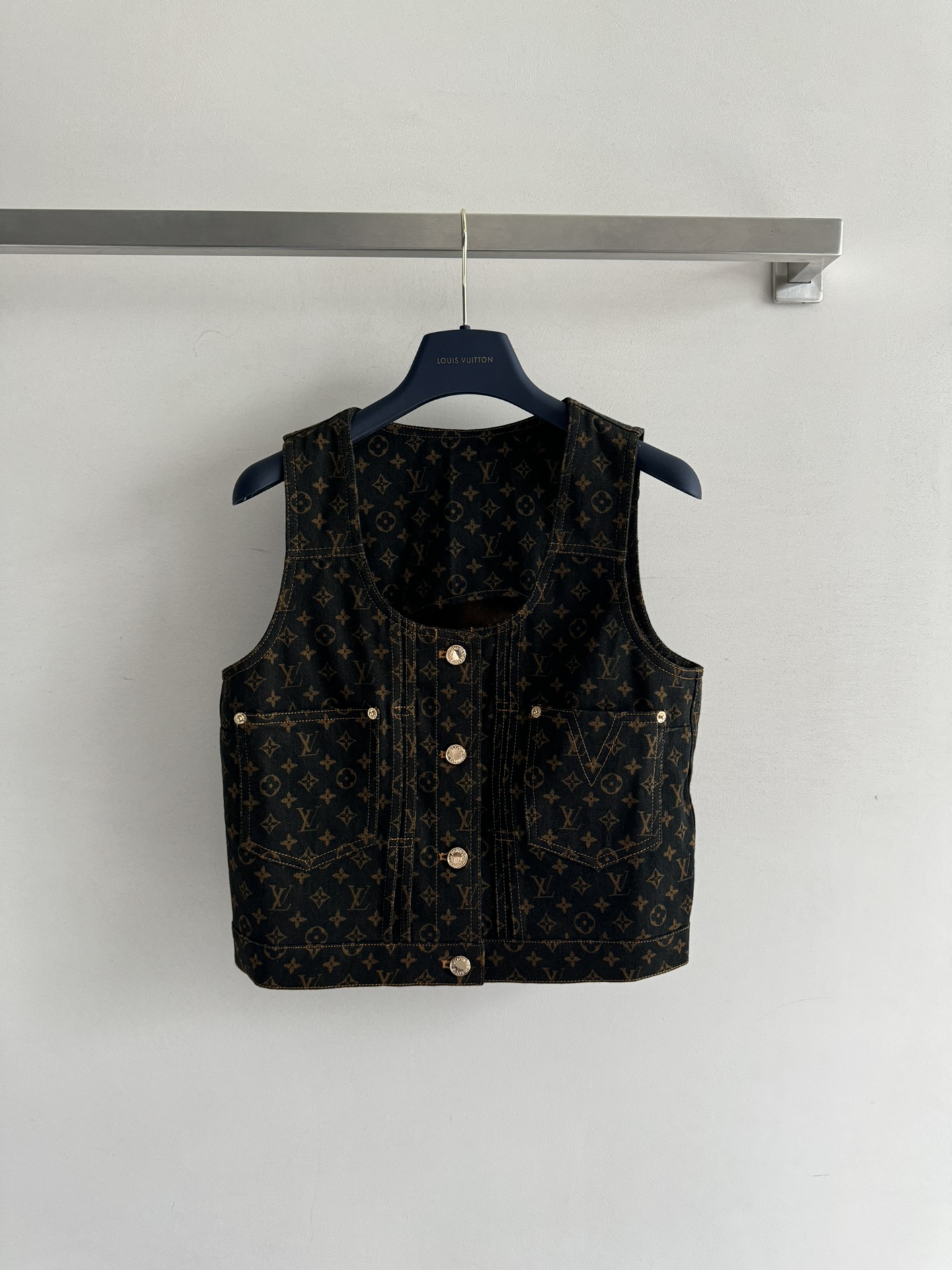 NO:418469,Louis Vuitto*25SS new denim vest wash dark denim fabric, full of classic and unique old jacquard, full of retro charm. A row of metal buttons embellished, full of texture, double pocket design is both practical and adds a casual and unrestrained style. Single wear simple T-shirts with inner wear, casual street style, easy to match with series skirts or pants, instantly full of layering, creating a cool street look anytime, anywhere, creating a vibrant atmosphere. Super eye-catching SMLw-,,louis vuitton, skirts,tees, t-shirt,alexander wang19860909Louis Vuitto*25SS新款牛仔背心洗水深色牛仔面料 满印经典别致的老提花 复古韵味十足.一排金属纽扣点缀,质感满满,双口袋设计既实用又增添了随性不羁的风格单穿内搭简约T恤,休闲街头风轻松拿捏搭配系列半裙或裤子穿搭层次感瞬间爆满随时随地打造酷盖出街look,营造活力氛围 超吸睛SMLw-,,louis vuitton,skirts,tees，t-shirt,alexander wang,Women's clothing