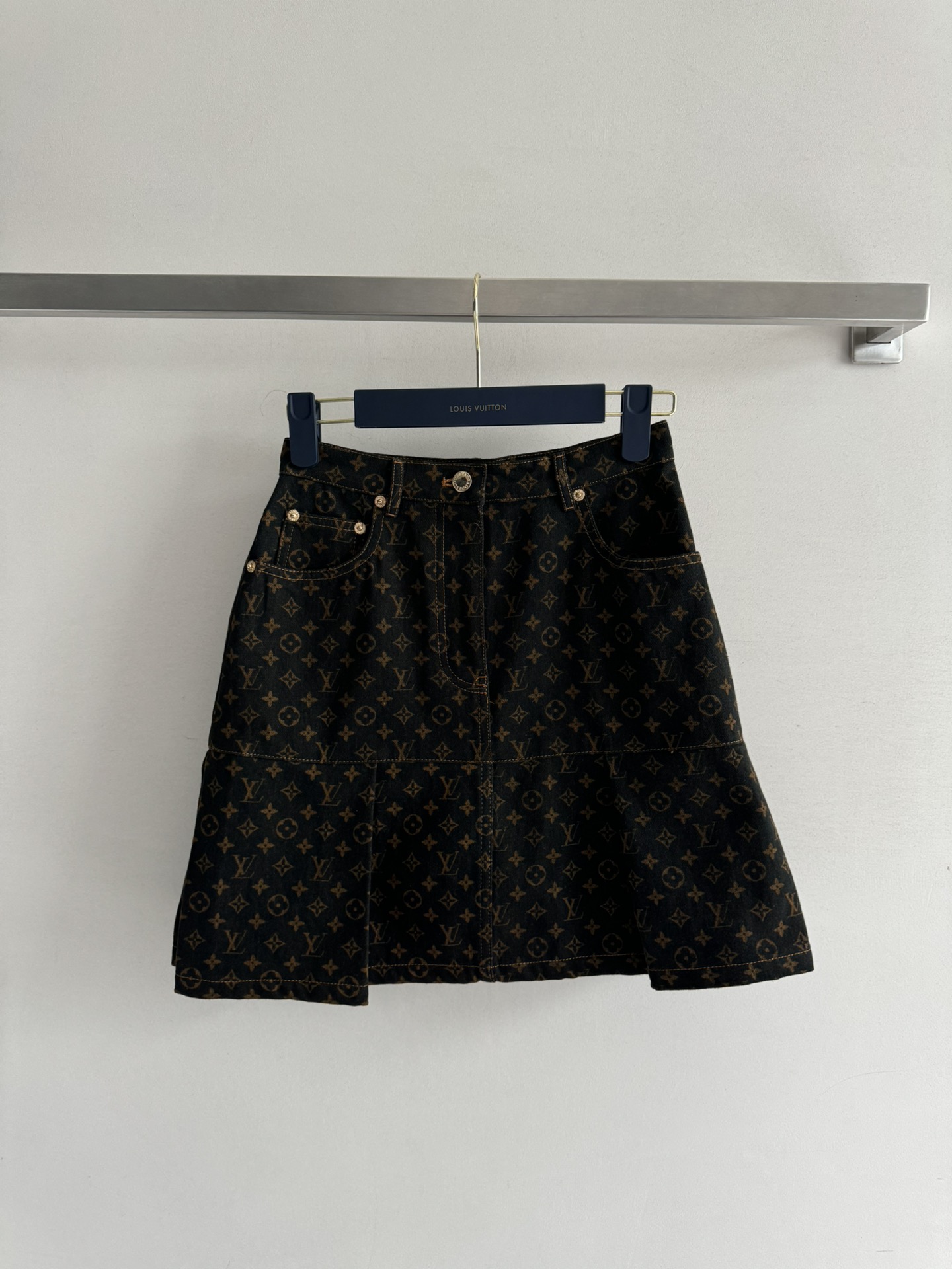 NO:418483,Louis Vuitto*25SS new denim skirt wash dark denim fabric full of print classic and unique old jacquard, full of retro charm. Metal button embellishment, full of texture, the design of the skirt spliced ​​pleated pleated upper body can be slim and can be matched with a simple T-shirt, casual street style, easy to control, create a cool street look anytime and anywhere, creating a vibrant atmosphere. Super eye-catching SMLw-,,louis vuitton, skirts,tees,t-shirt,alexander wang19860909Louis Vuitto*25SS新款牛仔半裙洗水深色牛仔面料 满印经典别致的老提花 复古韵味十足.金属纽扣点缀,质感满满,裙摆拼接百褶的设计上身显瘦可搭简约T恤,休闲街头风轻松拿捏随时随地打造酷盖出街look,营造活力氛围 超吸睛SMLw-,,louis vuitton,skirts,tees，t-shirt,alexander wang,Women's clothing