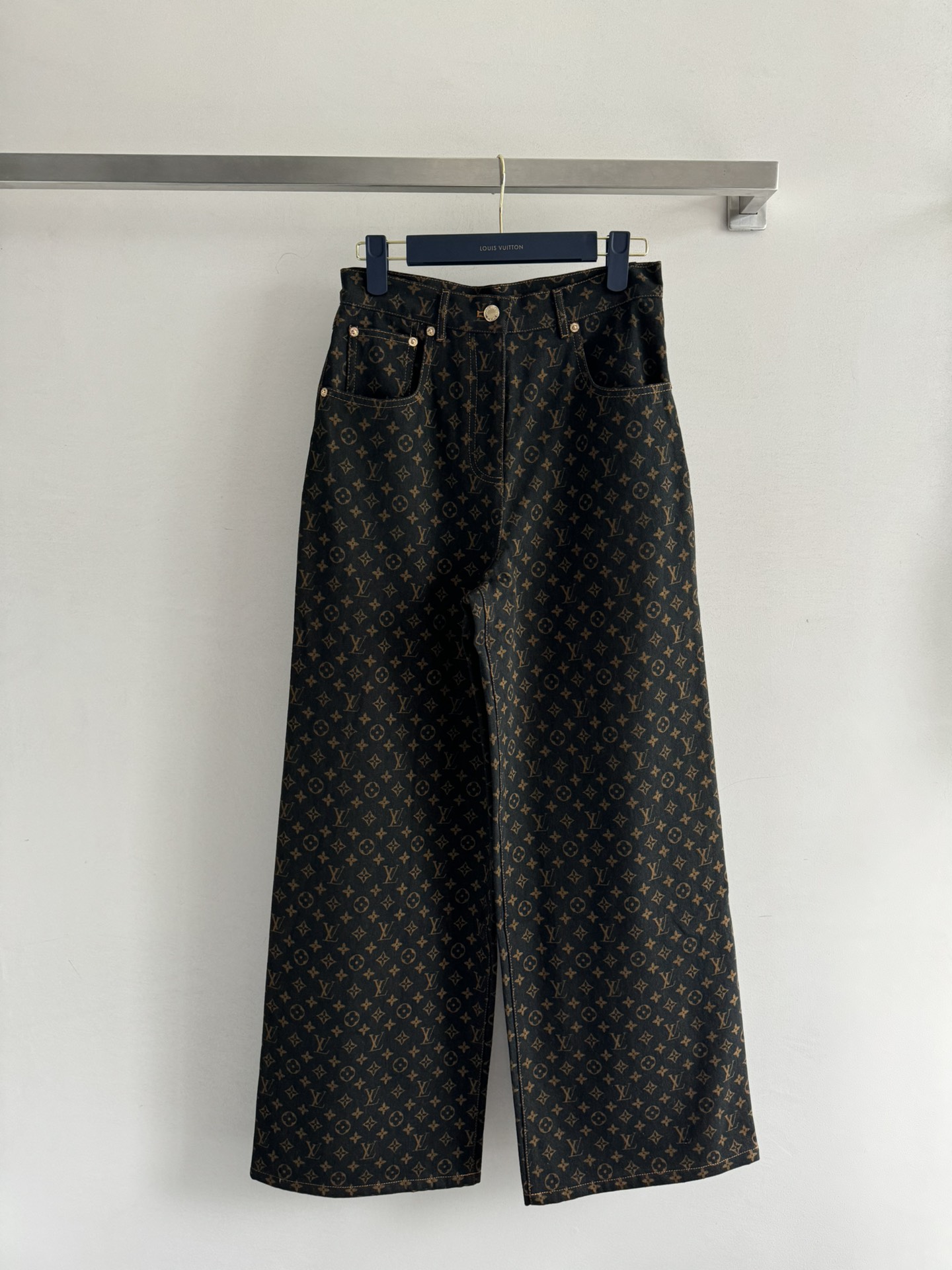 NO:418497,Louis Vuitto*25SS new jeans retro wash dark denim fabric, full of classic and unique old jacquard, retro tone, metal button embellishment, full of texture, medium and high waist wide-leg style, visually slimmer, can be paired with a simple T-shirt, casual street style, easy to control, create a cool street look anytime and anywhere, creating a vibrant atmosphere, super eye-catching SMLw-,,louis vuitton, jeans,tees, t-shirt,alexander wang19860909Louis Vuitto*25SS新款牛仔裤复古洗水深色牛仔面料 满印经典别致的老提花 复古腔调拉满金属纽扣点缀,质感满满中高腰阔腿版型上身视觉更显瘦 可搭简约T恤,休闲街头风轻松拿捏随时随地打造酷盖出街look,营造活力氛围感 超吸睛SMLw-,,louis vuitton,jeans,tees，t-shirt,alexander wang,Women's clothing