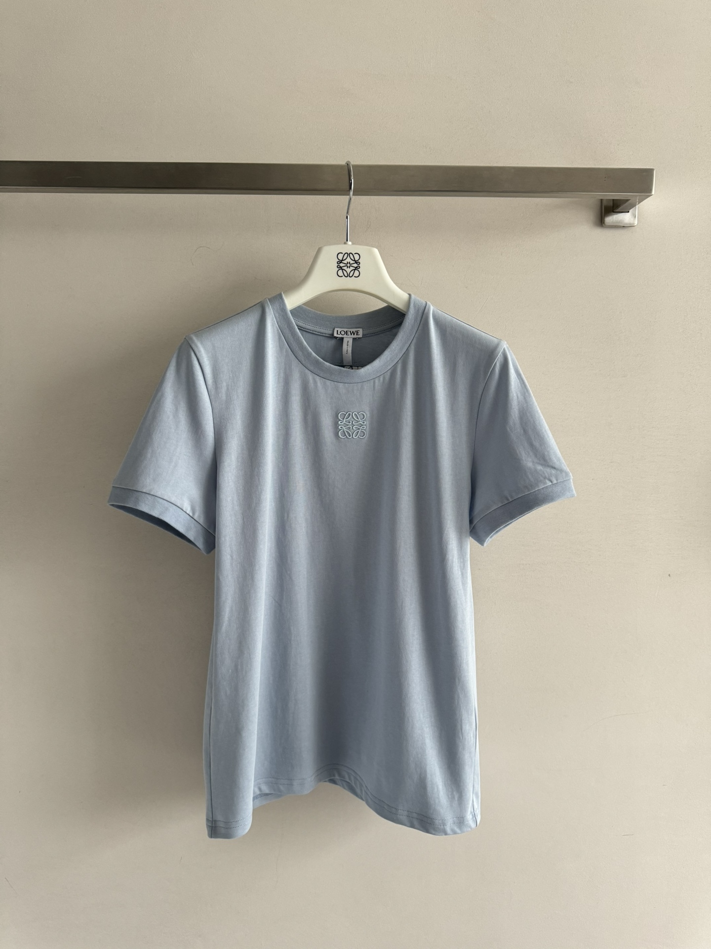 NO:420157,LOEW* 2025 new embroidered round neck short-sleeved T-shirt is made of custom cotton, and the upper body will not feel any stuffy at all!  The regular style is used to modify the figure and make you look slim and not picky!  Showing freedom and vitality, back heavy industry hollow lace splicing, exquisite and luxurious, whether worn alone or as an inner wear, is a very good choice. In daily workplace, SML, loewe, T-shirt, tees, t-shirt, alexander wang19860909LOEW* 2025新款刺绣圆领短袖T恤采用定制棉材质,上身丝毫不会有任何闷热感！常规版型修饰身材显瘦好穿不挑人！彰显自由活力,后背重工镂空蕾丝拼接 精致奢华无论是单穿还是作为内搭,都是非常不错的选择,日常职场都拿捏SML,,loewe,T-shirt,tees，t-shirt,alexander wang,Women's clothing