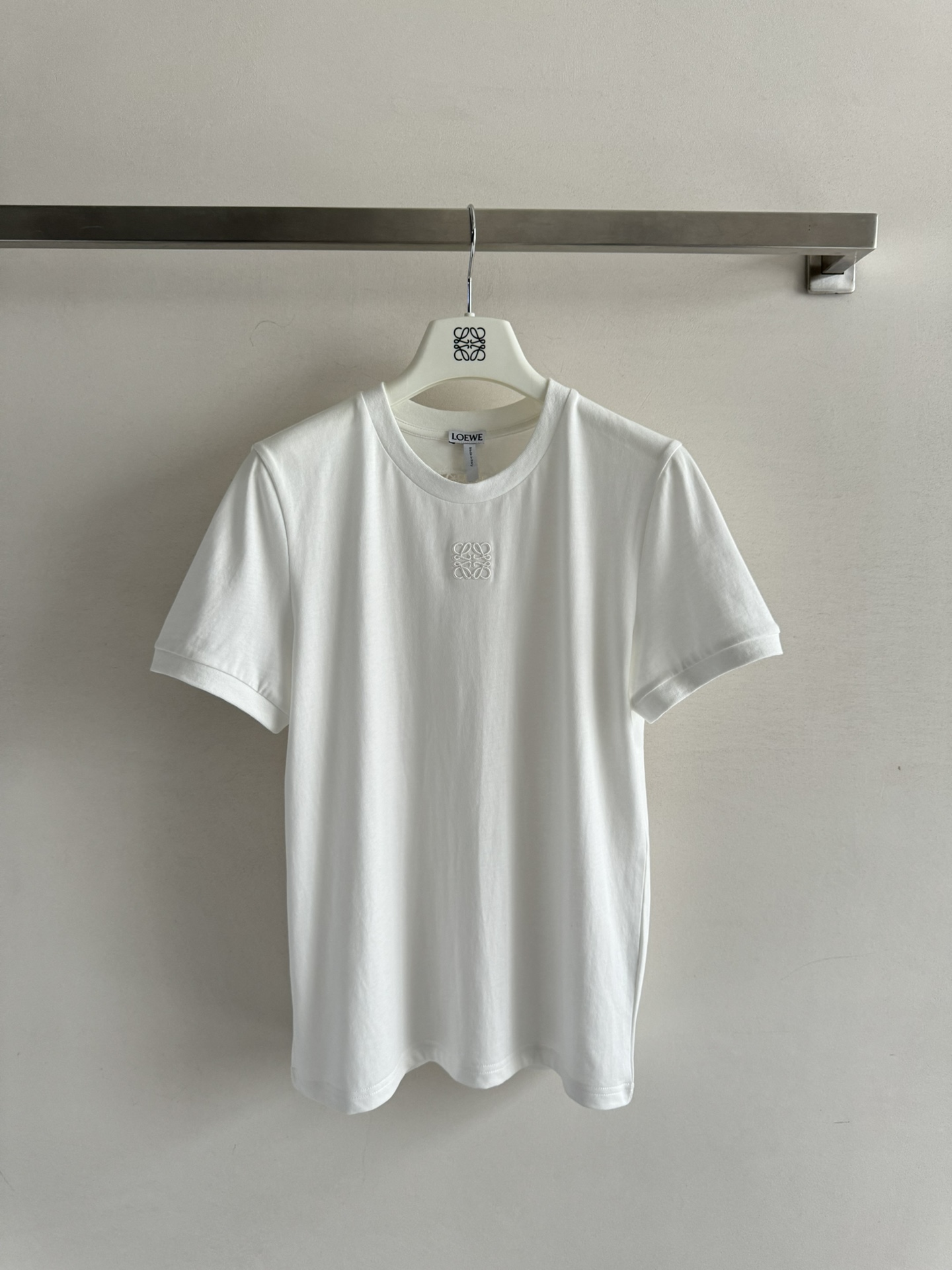 NO:420176,LOEW* 2025 new embroidered round neck short-sleeved T-shirt is made of custom cotton, and the upper body will not feel any stuffy at all!  The regular style is used to modify the figure and make you look slim and not picky!  Showing freedom and vitality, back heavy industry hollow lace splicing, exquisite and luxurious, whether worn alone or as an inner wear, is a very good choice. In daily workplace, SML, loewe, T-shirt, tees, t-shirt, alexander wang19860909LOEW* 2025新款刺绣圆领短袖T恤采用定制棉材质,上身丝毫不会有任何闷热感！常规版型修饰身材显瘦好穿不挑人！彰显自由活力,后背重工镂空蕾丝拼接 精致奢华无论是单穿还是作为内搭,都是非常不错的选择,日常职场都拿捏SML,,loewe,T-shirt,tees，t-shirt,alexander wang,Women's clothing