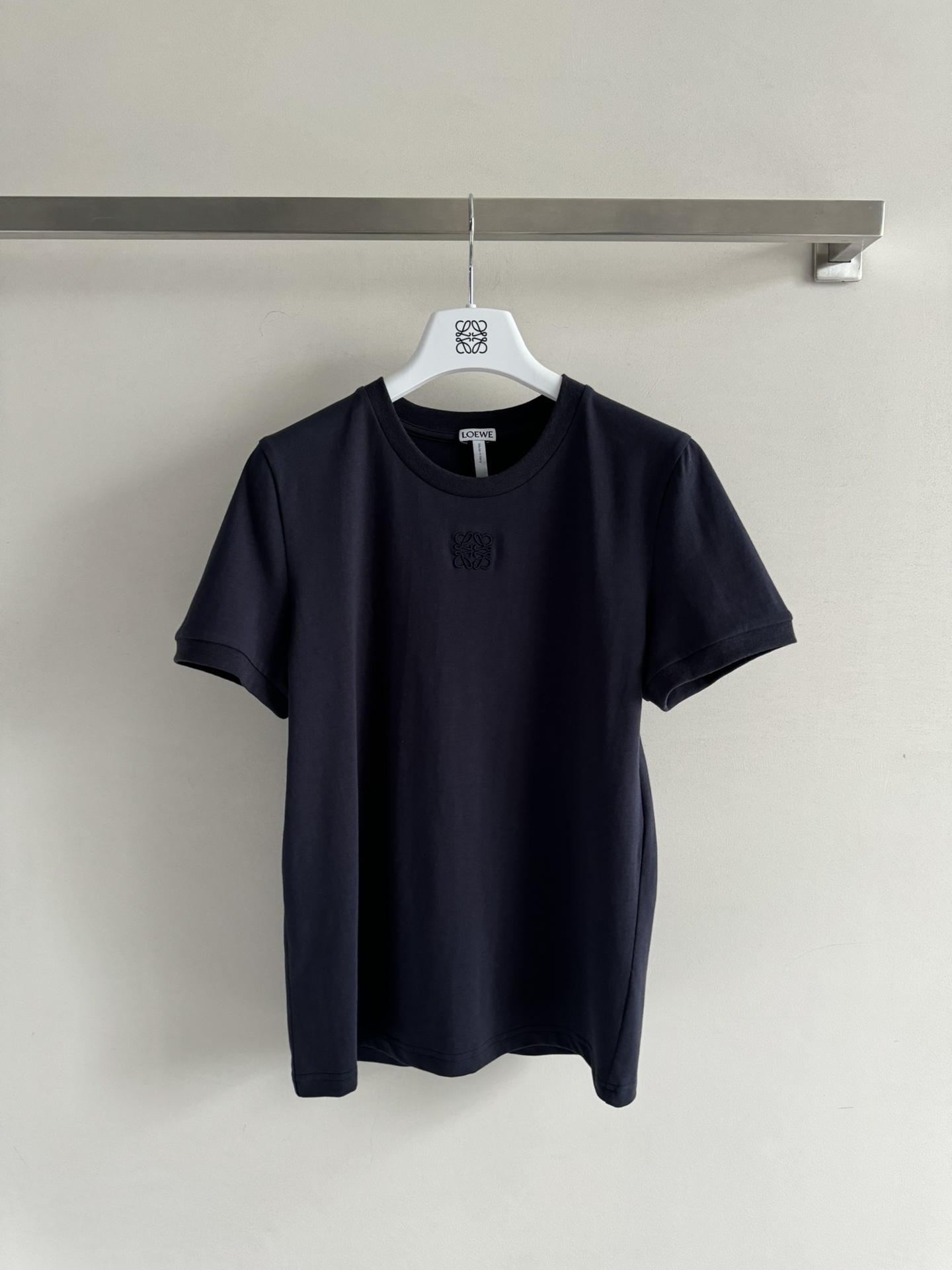 NO:420196,LOEW* 2025 new embroidered round neck short-sleeved T-shirt is made of custom cotton, and the upper body will not feel any stuffy at all!  The regular style is used to modify the figure and make you look slim and not picky!  Showing freedom and vitality, back heavy industry hollow lace splicing, exquisite and luxurious, whether worn alone or as an inner wear, is a very good choice. In daily workplace, SML, loewe, T-shirt, tees, t-shirt, alexander wang19860909LOEW* 2025新款刺绣圆领短袖T恤采用定制棉材质,上身丝毫不会有任何闷热感！常规版型修饰身材显瘦好穿不挑人！彰显自由活力,后背重工镂空蕾丝拼接 精致奢华无论是单穿还是作为内搭,都是非常不错的选择,日常职场都拿捏SML,,loewe,T-shirt,tees，t-shirt,alexander wang,Women's clothing