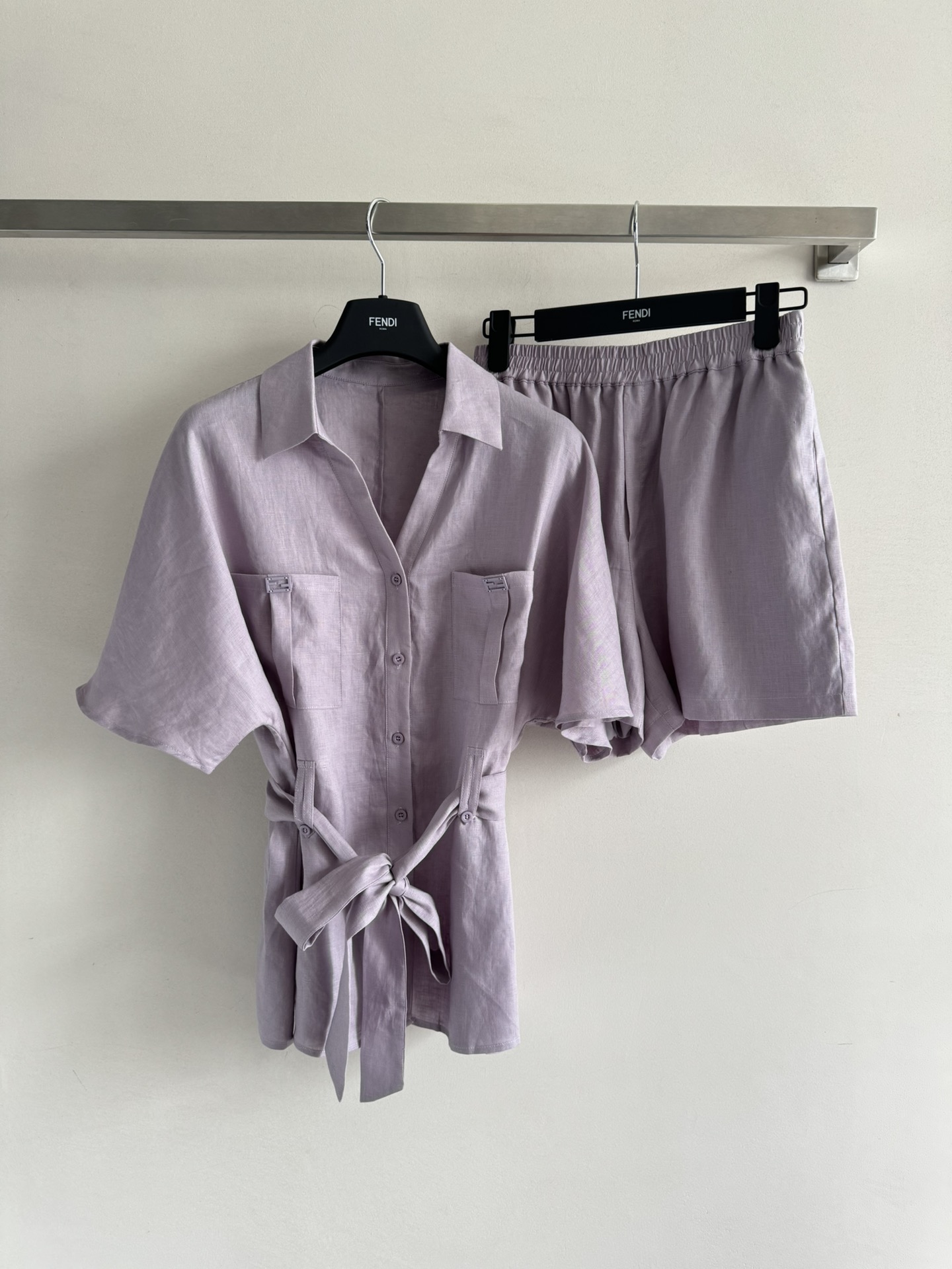 NO:420214,The new 25SS new strap set V-neck design can better modify the neck. The loose style is not picky. The same fabric lace-up design covers the flesh and makes it look slim. The waistline is casual and unique. The linen fabric is light and breathable. It is refreshing and not stuffy in summer. The elastic waist design is very inclusive. A set of upper body. Simple and high-end. Whoever wears it looks good. SML-, alexander wang19860909新款25SS新款绑带套装V领设计更能修饰颈部 宽松版型不挑人 配同布次系带设计遮肉显瘦 凸显腰线 双口袋装饰随性又别致 亚麻面料轻盈透气,夏天穿清爽不闷热裤子松紧腰设计包容性好 一套上身 简约又高级,谁穿谁好看SML-,,alexander wang,Women's clothing