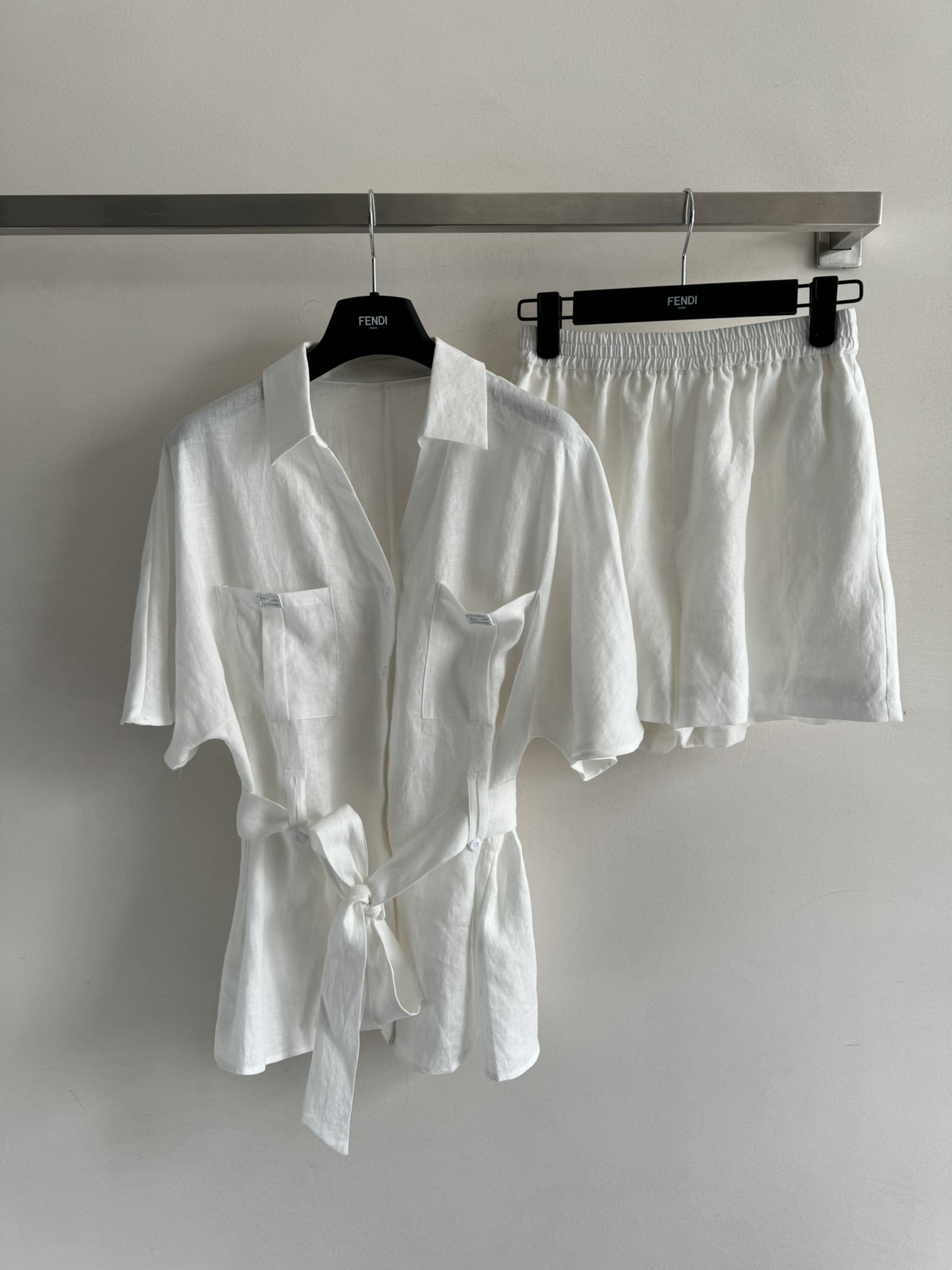 NO:420230,The new 25SS new strap set V-neck design can better modify the neck. The loose style is not picky. The same fabric lace-up design covers the flesh and makes it look slim. The waistline is casual and unique. The linen fabric is light and breathable. It is refreshing and not stuffy in summer. The elastic waist design is very inclusive. A set of upper body. Simple and high-end. Whoever wears it looks good. SML-, alexander wang19860909新款25SS新款绑带套装V领设计更能修饰颈部 宽松版型不挑人 配同布次系带设计遮肉显瘦 凸显腰线 双口袋装饰随性又别致 亚麻面料轻盈透气,夏天穿清爽不闷热裤子松紧腰设计包容性好 一套上身 简约又高级,谁穿谁好看SML-,,alexander wang,Women's clothing