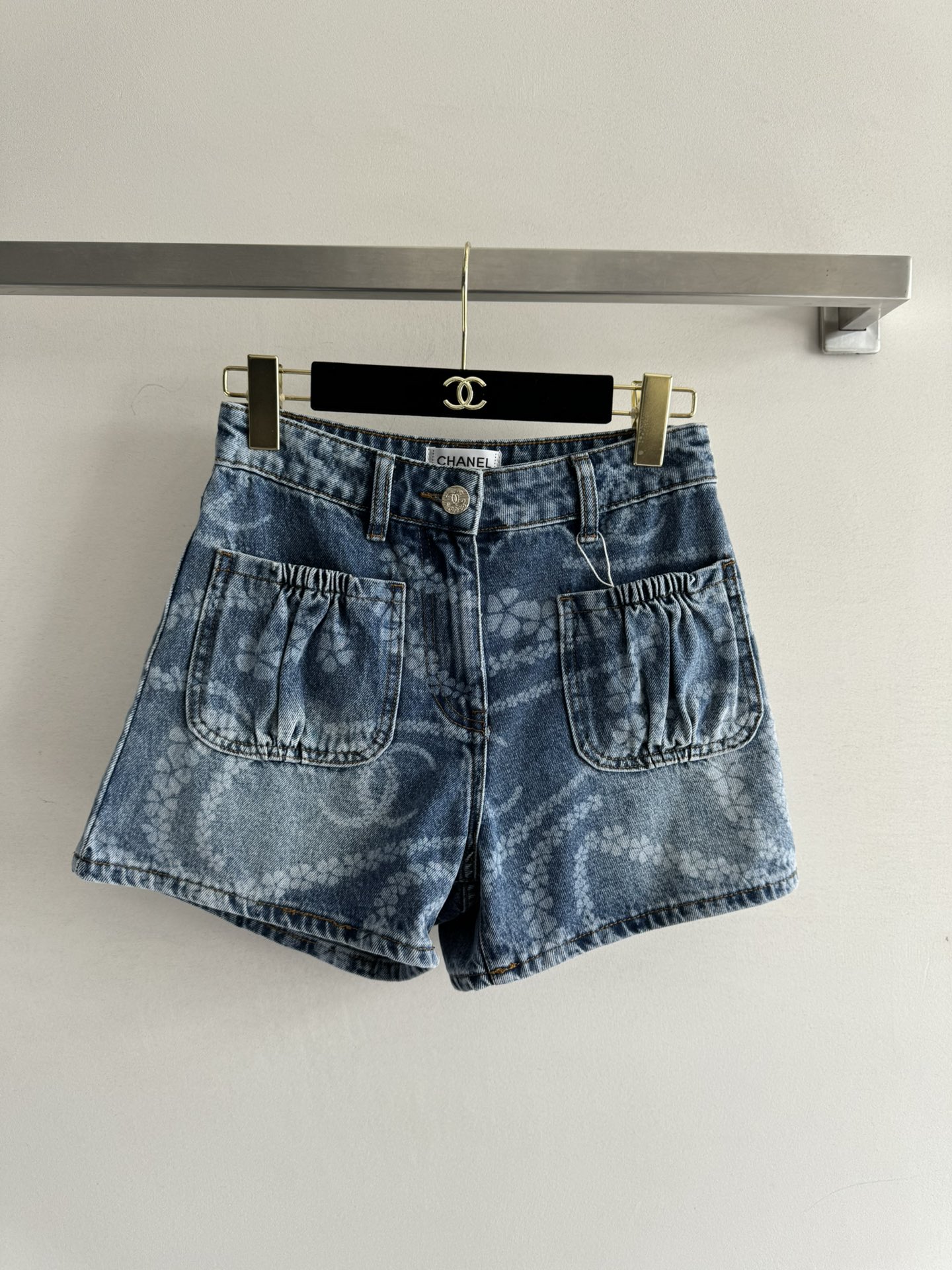 NO:420175,CHANE*25Mcoco beach series printed denim shorts, exquisite double pocket creative design, full of girlish atmosphere, age-reducing, tender, yet sweet, basic regular style, not picking on the figure and easy to control, it is simply a must-have item in summer!  SML, chanel, shorts, alexander wang19860909CHANE*25Mcoco beach沙滩系列 印花牛仔短裤,精致双口袋创意设计,满满的少女气息,减龄显嫩又不失气质甜美基础常规版型,不挑身材好驾驭简直是夏天必备单品！SML,,chanel,shorts,alexander wang,Women's clothing