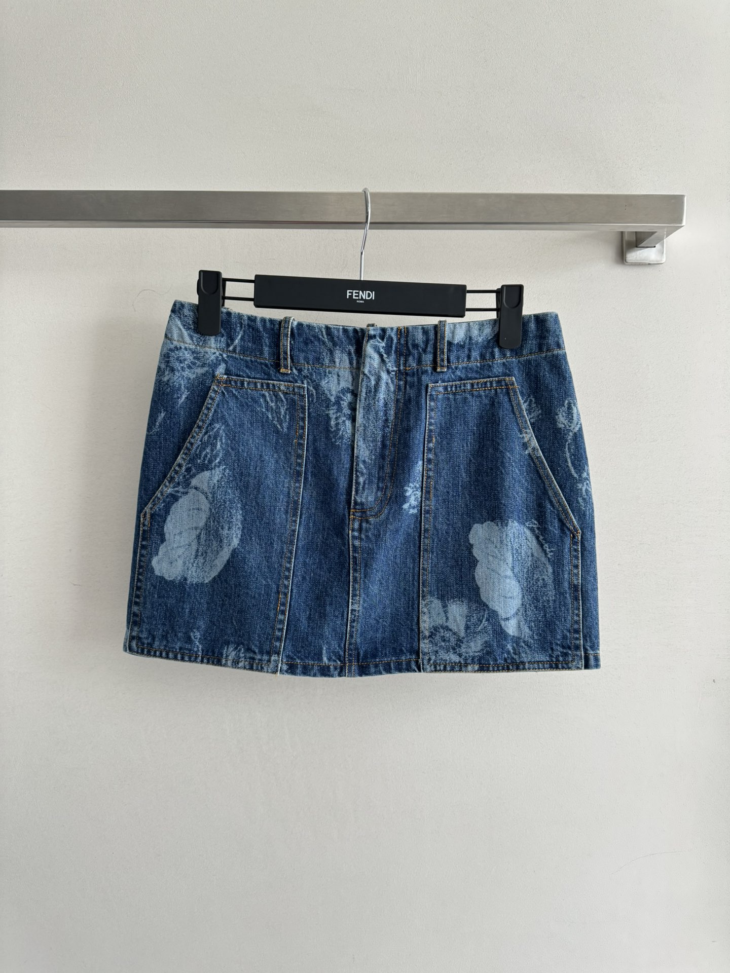 NO:420132,Fend*25SS new flower vine series retro wash tannin denim skirt!  This style is a perfect combination of fashion and comfort. When you wear it, you can also become a goddess with long legs in seconds. The skirt adopts laser three-dimensional flower-run pattern, which is really eye-catching. The enzyme washing process makes the overall texture more high-end and fashionable!  The classic hip-cover design perfectly fits the body, and the upper body effect is huge and slim. The denim fabric feels comfortable and delicate. When worn, it can easily become a street focus needle whether it is daily travel or date shopping. The upper body is super versatile, and can be easily controlled with a T-shirt, shirt or sweater, making your outfit more casual!  SML, fendi,skirts,shirts,tees,t-shirt,alexander wang19860909Fend*25SS新款花藤系列复古洗水丹宁牛仔半裙！这款简直是时尚与舒适的完美结合,穿上它,你也能秒变大长腿女神哦 半裙采用激光立体花奔图案真的是让人眼前一亮,酵素洗水工艺更是让整体质感高级又时髦！经典的包臀设计完美贴合身形,上身效果巨显瘦 牛仔面料质感舒适细腻,穿上它,无论是日常出行还是约会逛街,都能让你轻松成为街头焦点针.上身超级百搭,搭配T恤、衬衫或者针织衫都能轻松驾驭,让你的穿搭更加随心所欲！SML,,fendi,skirts,shirts,tees，t-shirt,alexander wang,Women's clothing