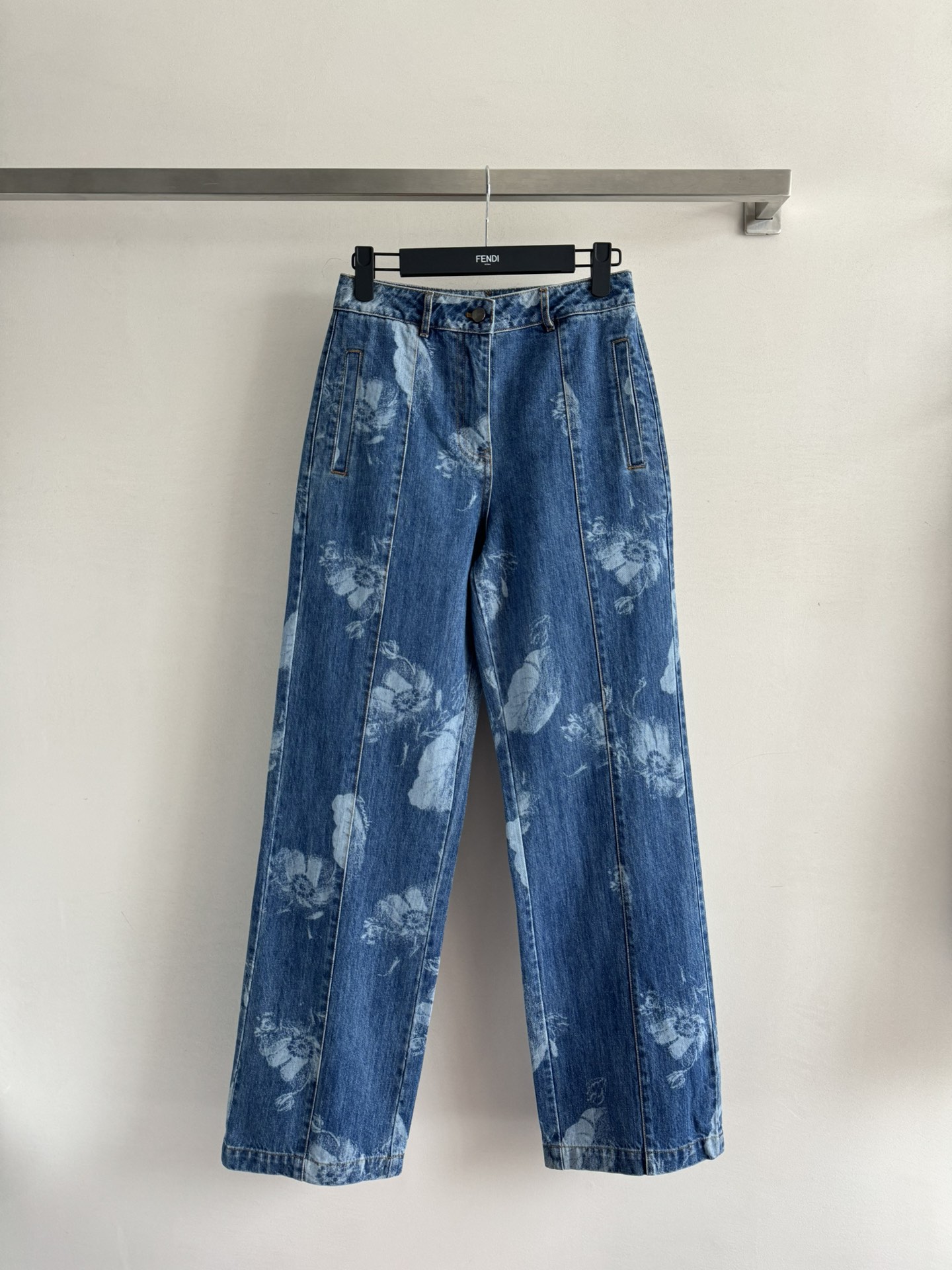 NO:420195,Fend*25SS new flower shadow jeans, I feel that my legs look super beautiful when I wear it!  This jeans adopts a fresh ink blue flower shadow series design. The print blooms with the texture of the washing jeans, and the craftsmanship is amazing. Moreover, its style is super stand-up, and the whole person becomes much more energetic after wearing it. The enzyme washing process makes this jeans look high-end and fashionable, and the straight-fitting style is really super slimming!  Wearing it, I feel that my legs become thinner and longer instantly, it is like a feeling of having long legs. It can be easily controlled whether it is paired with a T-shirt or a shirt. SML, fendi, jeans, shirts, tees, t-shirt, alexander wang19860909Fend*25SS新款花影牛仔长裤,穿上它瞬间感觉自己的腿型变得超级好看！这款牛仔裤采用了清新墨蓝调的花影系列设计,印花随着水洗牛仔纹理绽放,工艺精致得让人惊叹.而且,它的版型超级立挺,穿上后整个人都变得精神了不少.酵素洗水工艺更是让这款牛仔裤看起来高级又时髦,直筒版型真的超级显瘦！穿上它,感觉自己的腿瞬间变细变长,简直就是妈生大长腿的既视感.无论是搭配T恤还是衬衫都能轻松驾驭.SML,,fendi,jeans,shirts,tees，t-shirt,alexander wang,Women's clothing