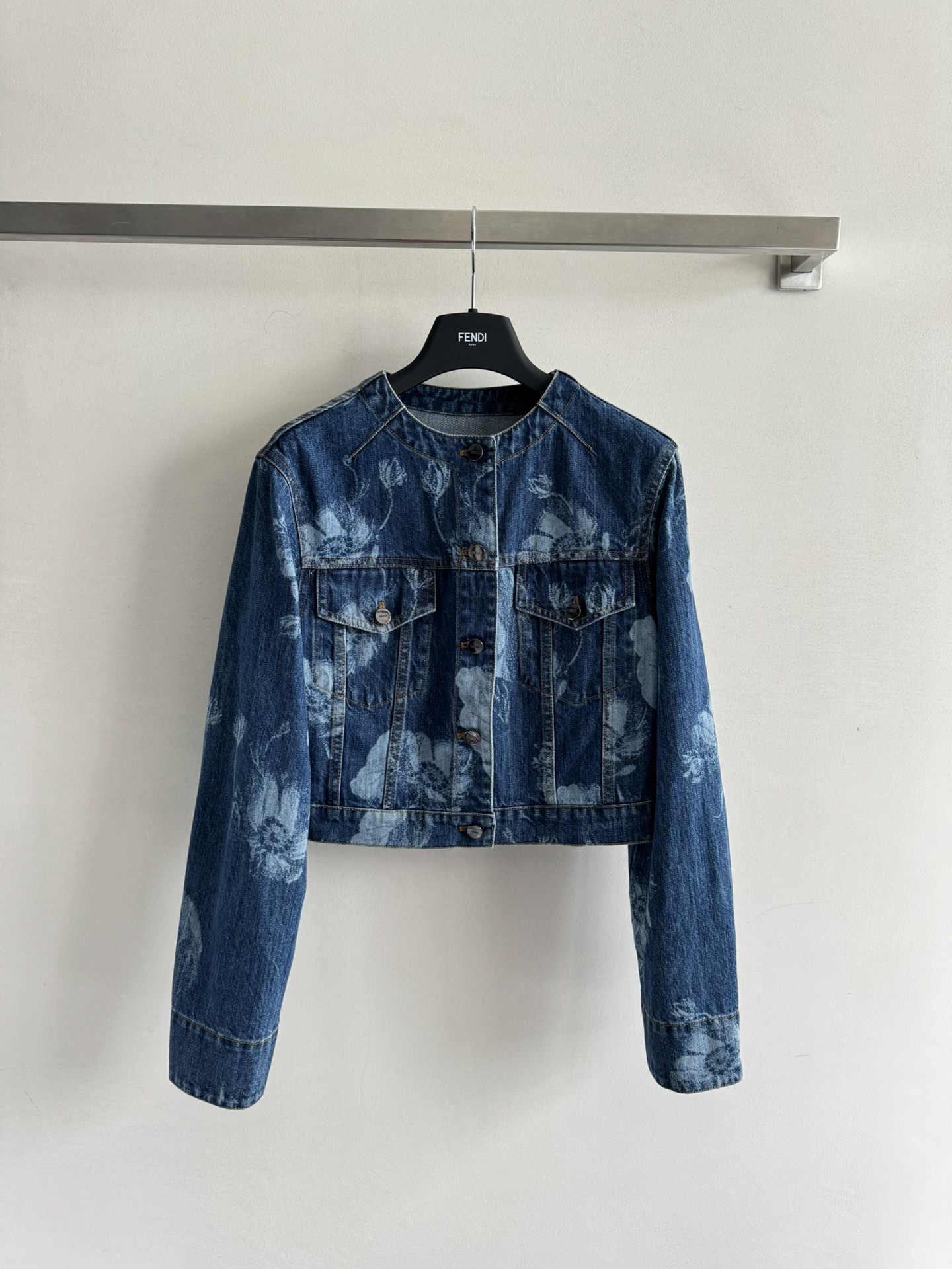 NO:420112,Fend*25ss new short denim jacket, this jacket adopts a fresh ink blue flower shadow series design, and the customized print blooms with the texture of the washing denim, and every detail reveals a sense of exquisiteness and high-end. In terms of fabric, it adopts enzyme washing process to make the denim fabric softer and more comfortable, while retaining the jeans' upright and stylish. In terms of style, the classic round neck and the H-shaped short design make the upper body look very slimmer!  Whether it is paired with high-waisted pants or A-line skirts, you can easily control them and make you the focus of the street. SML, fendi, skirts, jackets & coats, alexander wang19860909Fend*25ss新款短款牛仔外套,这款外套采用了清新墨蓝调的花影系列设计,定制印花随着水洗牛仔纹理绽放,每一处细节都透露着精致与高级感.面料上,它采用了酵素洗水工艺,让牛仔面料更加柔软舒适,同时又保留了牛仔的立挺有型.版型方面,经典圆领搭配H型小短款设计,上身效果巨显瘦！无论是搭配高腰裤还是A字裙,都能轻松驾驭,都能让你成为街头的焦点.SML,,fendi,skirts,jackets & coats,alexander wang,Women's clothing