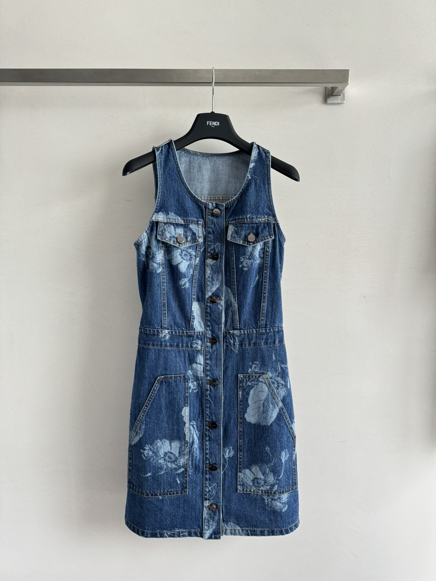 NO:420154,Fend*25SS new flower shadow denim vest skirt, this skirt is really beautiful!  Fresh ink blues flower shadow series. Custom printed flowers bloom with the water-washed denim texture, and the craftsmanship is amazingly exquisite!  Every detail shows a sense of high-end and fashionableness, and it is simply an artwork!  And oh. Its style is super cool!  Classic waist-hugging design.  The upper body effect makes you look slim!  I feel that my slim waist and long legs are perfectly displayed~ Walking on the street, you will be able to turn back with a full score!  The fabric is also super comfortable, and the enzyme washing process makes the denim fabric more soft and skin-friendly. It is super comfortable to wear on the body!  And it is very elastic and will not restrain the body at all. It can be easily controlled whether it is daily outfits or attending parties!  SML, fendi, skirts, alexander wang19860909Fend*25SS新款花影牛仔背心裙,这款裙子真的是美哭了！清新墨蓝调的花影系列. 定制印花随水洗牛仔纹理绽放,工艺精致得让人惊叹！每一处细节都彰显着高级感和时髦度,简直是艺术品般的存在！而且哦.它的版型超级赞！经典收腰设计．上身效果巨显瘦！感觉自己的小蛮腰和大长腿都被完美地展现出来了～走在街上,回头率满分！面料也是超级舒服,酵素洗水工艺让牛仔面料更加柔软亲肤.穿在身上超级舒服！而且很有弹性.完全不会束缚身体～无论是日常穿搭还是参加聚会 都能轻松驾驭！SML,,fendi,skirts,alexander wang,Women's clothing