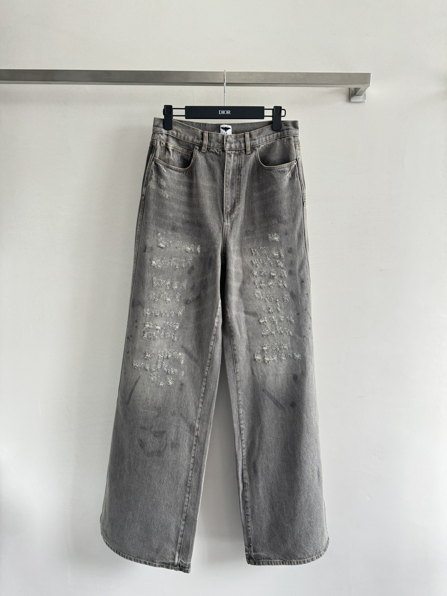 NO:420182,DIO*25SS new heavy-industrial denim trousers imported from washing water denim fabric. The texture is super good, crisp and stylish. The upper body shows the good legs. The retro and old design makes it look more elegant and not monotonous!  Straight-tube style is easy to wear and versatile. It is suitable for looking with various tops. Must-have for daily commuting. Fashionable and lazy style sizes. SML, dior, alexander wang19860909DIO*25SS新款重工牛仔长裤 进口洗水的牛仔面料 质感超好的又挺括有型 上身巨显腿型好 复古做旧设计,高级显不单调！直筒版型好穿百搭 随意搭配各种上衣适合好看 日常通勤必备 时髦慵懒风尺码 SML,,dior,alexander wang,Women's clothing
