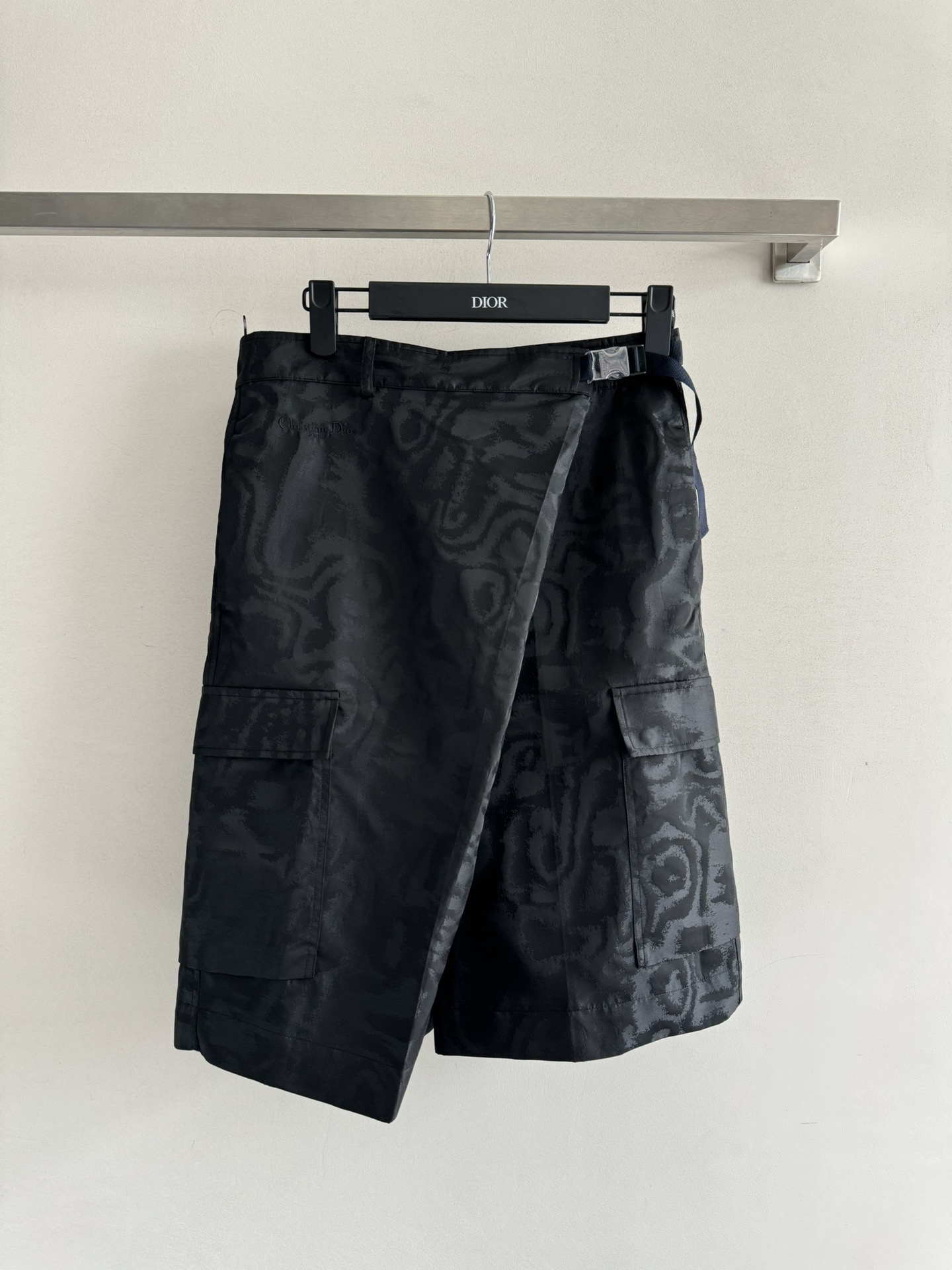 NO:420193,DIO*25SS new jacquard wrap work trousers, irregular design, cool and lazy and casual!  A very design-oriented pair of pants, decorated with large double pockets, paired with jacquard dark patterns, full of high-end feel!  Everyday casual and versatile!  SML, dior,alexander wang19860909DIO*25SS新款提花裹身工装五分裤,不规则设计 酷帅十足 慵懒随性！非常有设计感的一款裤子,大双口袋装饰 搭配提花暗纹点缀,高级感满满！日常休闲百搭！SML,,dior,alexander wang,Women's clothing