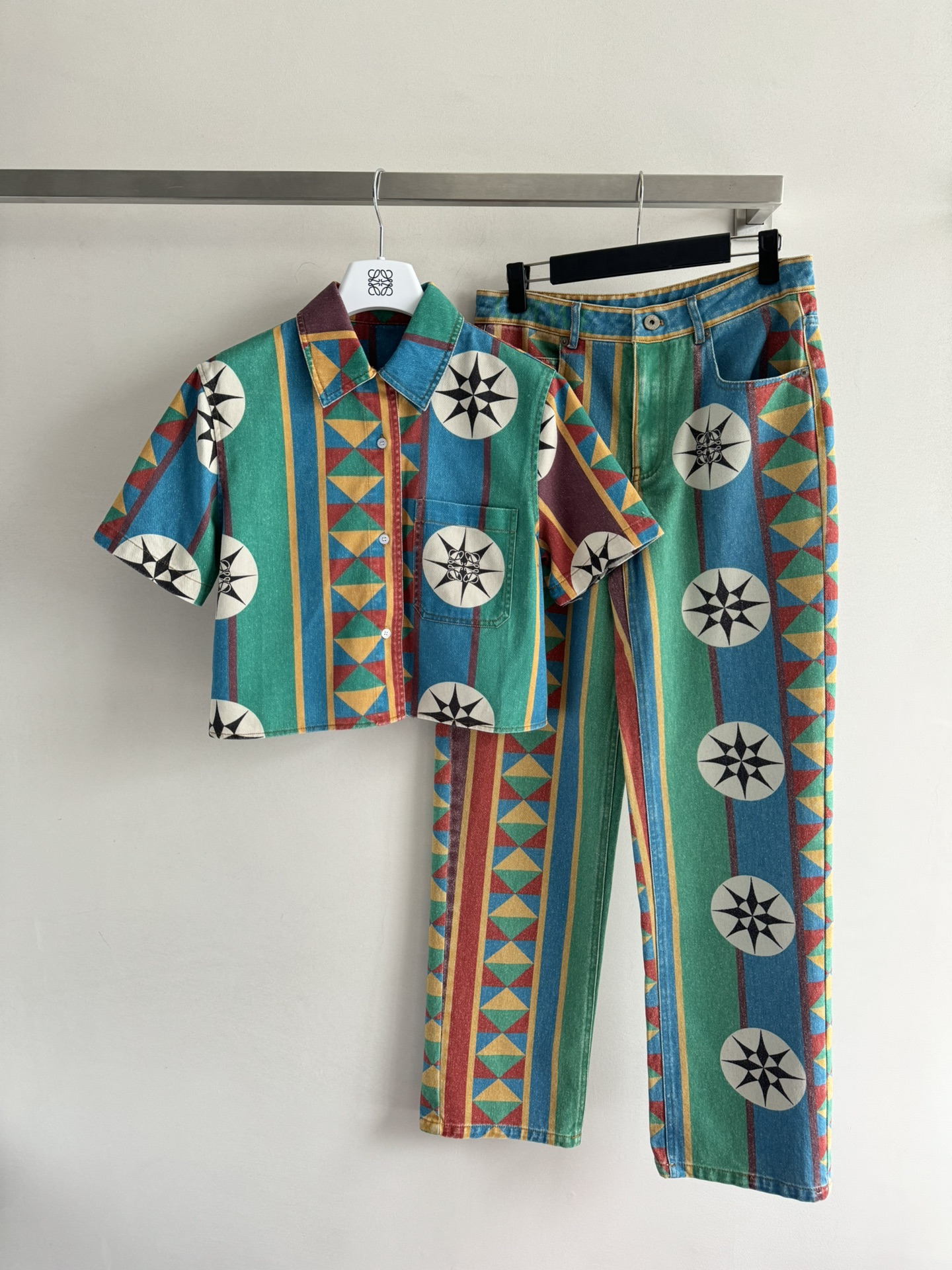 NO:420145,Loew*25SS new style, Island Holiday Paula’s series, Boho style badge printed wash jeans, positioning printing, active wash craftsmanship, and excellent upper body effect!  The classic small straight-tube style is not picky and versatile and fashionable!  Mom gave birth to long legs!  Highly recommended temperament products SML, loewe, jeans, alexander wang19860909Loew*25SS新款 海岛度假Paula’s系列 波西米亚风徽章印花洗水牛仔裤,定位印花十足活性洗水工艺上身效果超赞！经典小直筒版型不挑人百搭又时髦！妈生大长腿！强烈推荐气质单品SML,,loewe,jeans,alexander wang,Women's clothing