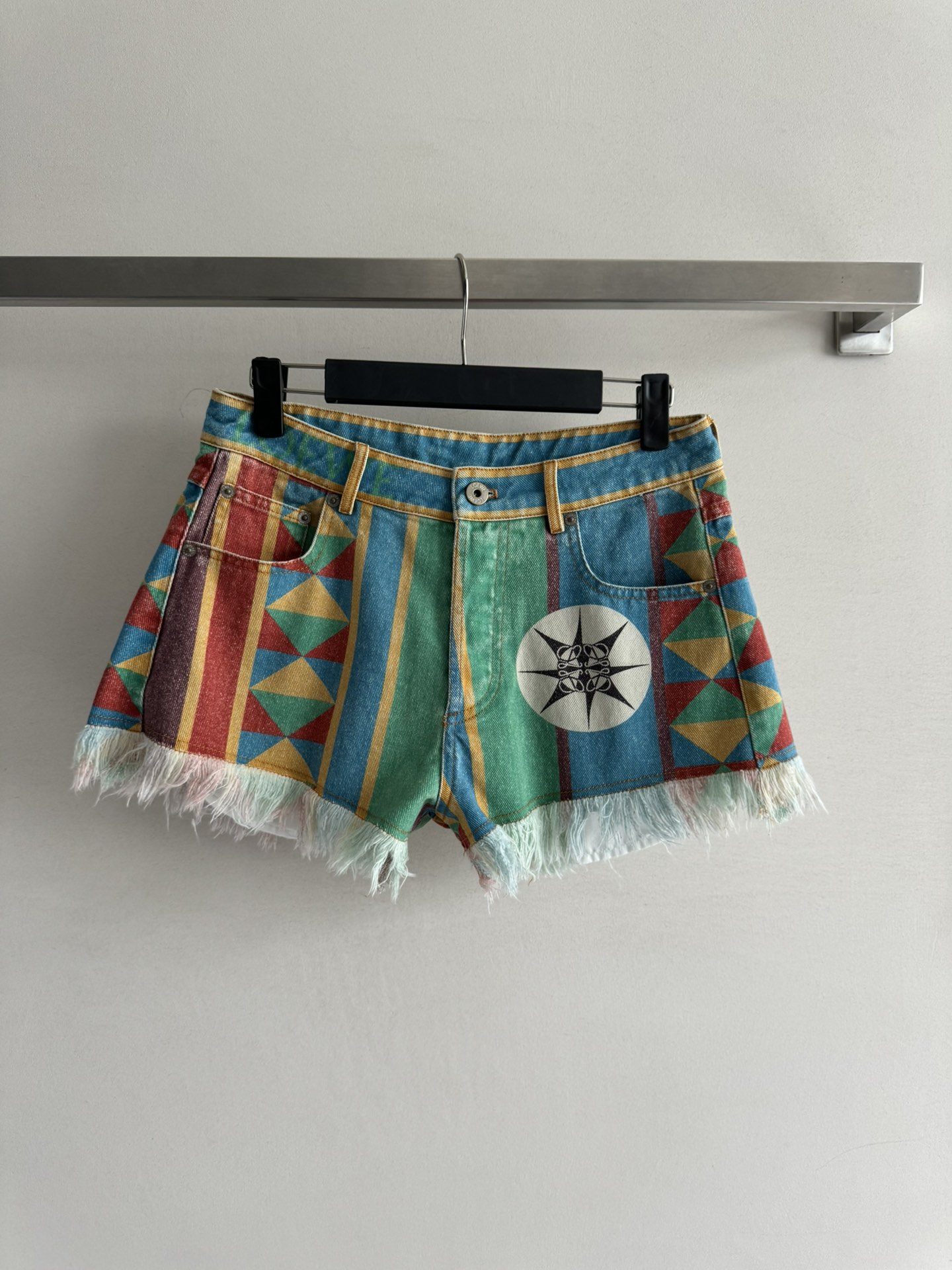 NO:420165,Loew*25SS new style, Island Holiday Paula’s series, Boho style badge printed wash buffet shorts, positioning printing, active wash process, excellent upper body effect!  The classic regular style is not picky, versatile and fashionable!  Mom gave birth to long legs!  Highly recommended temperament products SML, loewe, shorts, alexander wang19860909Loew*25SS新款 海岛度假Paula’s系列 波西米亚风徽章印花洗水牛仔短裤 定位印花十足活性洗水工艺上身效果超赞！经典常规版型不挑人 百搭又时髦！妈生大长腿！强烈推荐气质单品SML,,loewe,shorts,alexander wang,Women's clothing