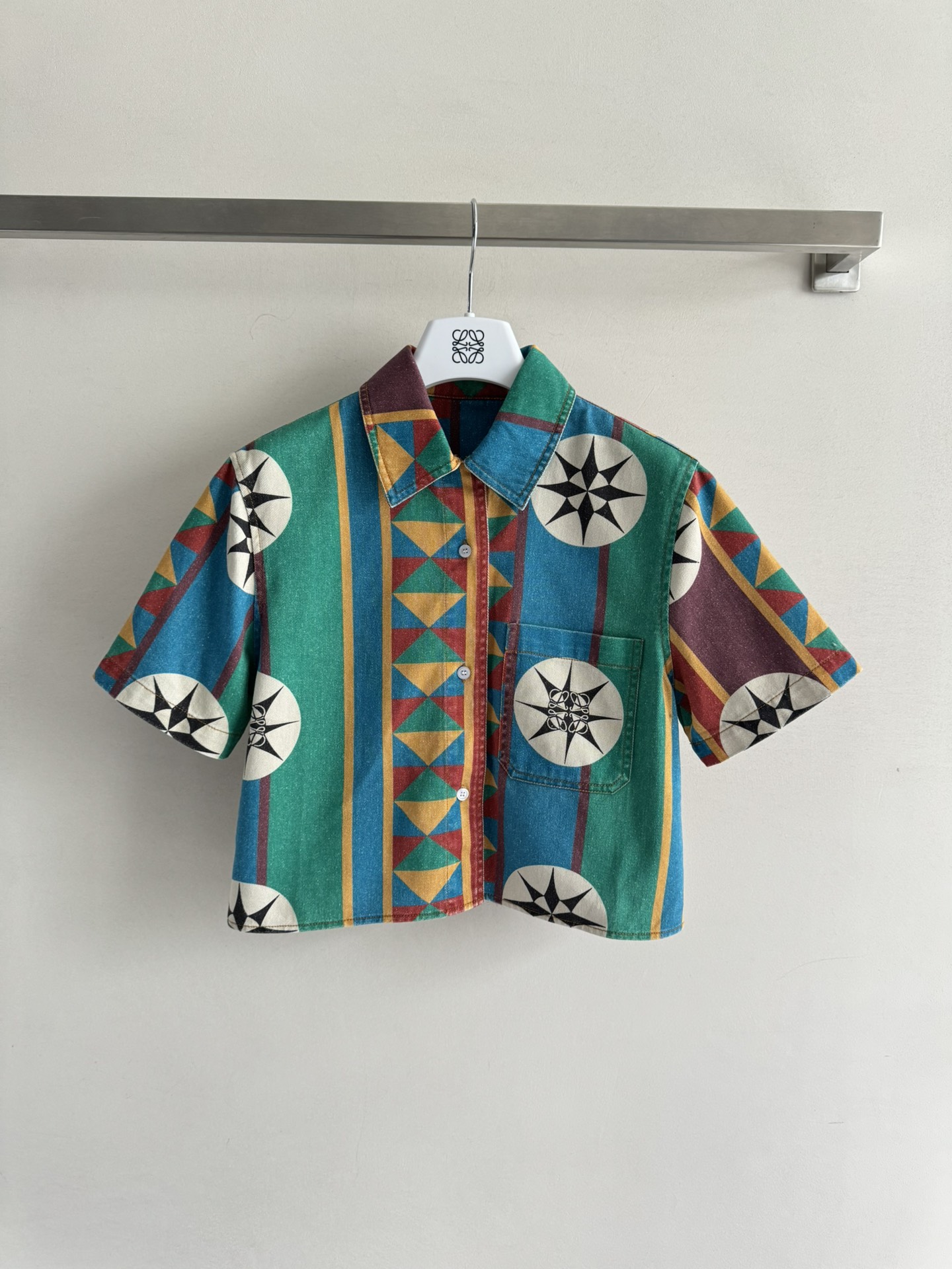 NO:420183,Loew*25SS new style Island Holiday Paula’s series Boho badge printed wash water short-sleeved denim shirt!  Positioning flowers, stylish details, high-end fashion craftsmanship, absolutely unique style, not picky about body shape, practical and versatile, comfortable and classic H short style, not picky about people, versatile and fashionable, SML, loewe, shirts, T-shirt, alexander wang19860909Loew*25SS新款 海岛度假Paula’s系列 波西米亚风徽章印花洗水短袖牛仔衬衫！定位花 时尚细节精致 高级时装工艺 版型绝绝子 不挑身材 实用百搭 舒适与经典H小短款版型不挑人百搭又时髦SML,,loewe,shirts,T-shirt,alexander wang,Women's clothing