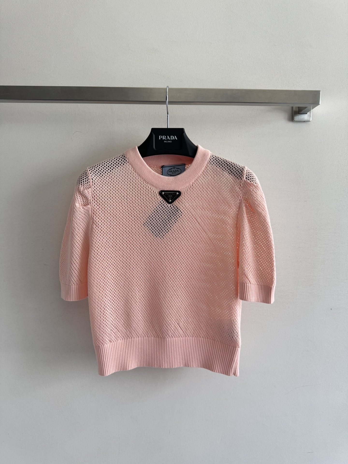 NO:421337,PRAD*25SS new round neck hollow sweater classic triangle logo design show brand characteristics Short and small version reduce age and look young Simple and elegant, casual and versatile, not picky, comfortable and delicate texture, three-color SML essential for daily commuting, prada, alexander wang19860909PRAD*25SS新款 圆领镂空针织衫 经典三角标logo设计 展现品牌特色 短款小版型 减龄显嫩 简约大方 休闲百搭不挑人 质感舒适细腻,适合日常通勤必备三色SML,,prada,alexander wang,Women's clothing