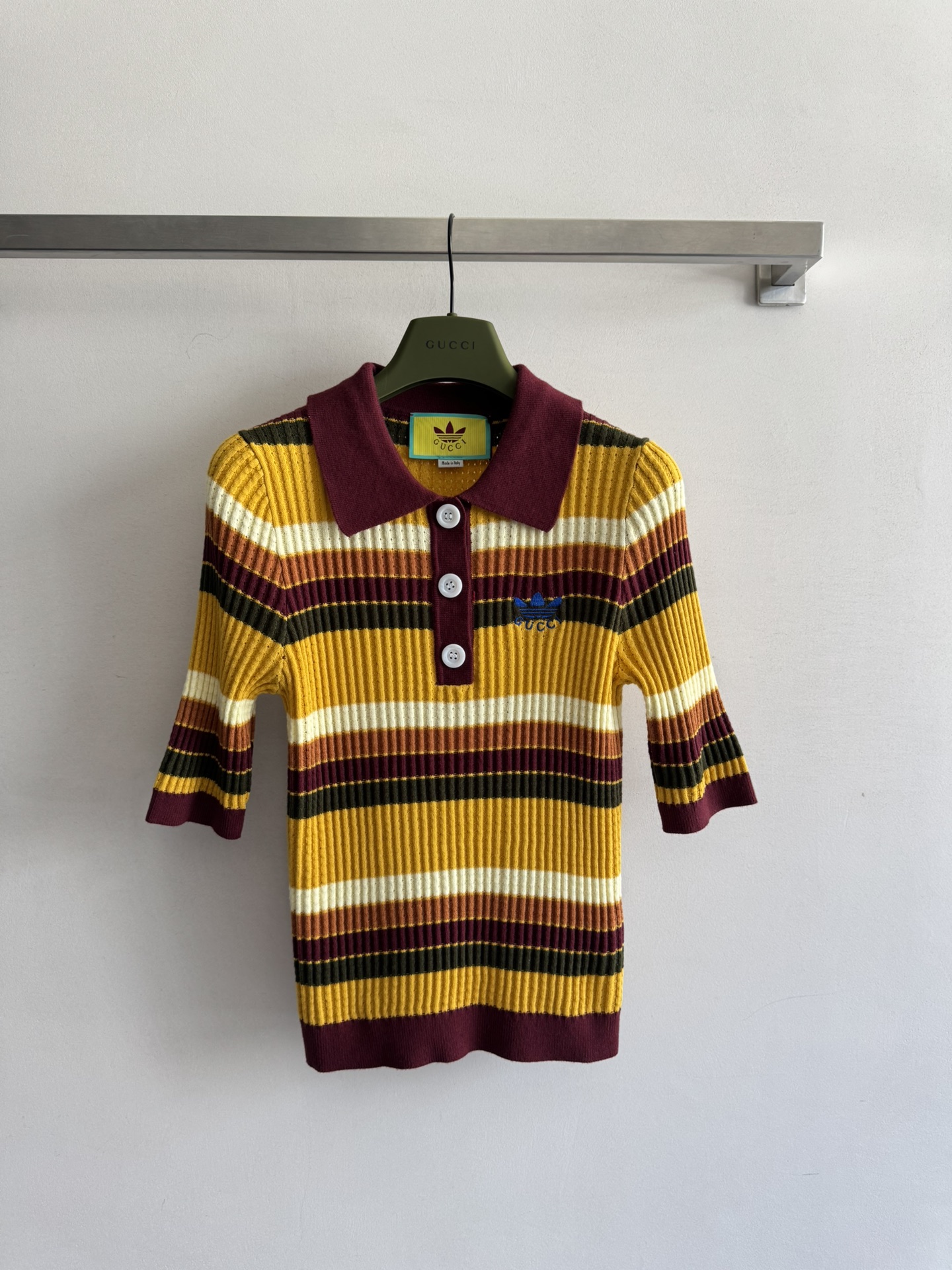 NO:421347,GUCC*25SS new contrasting color Polo collar striped knit sweater slim fit style simple to create a gentle temperament. Lady's image, chest logo embroidery embroidery, simple and fashionable and versatile, suitable for daily commuting outfits, three-color SML, gucci, alexander wang19860909GUCC*25SS新款撞色Polo领条纹针织衫修身版型简单打造气质温婉 淑女形象胸前logo刺绣点缀 简约时尚百搭 适合日常通勤穿搭三色SML,,gucci,alexander wang,Women's clothing