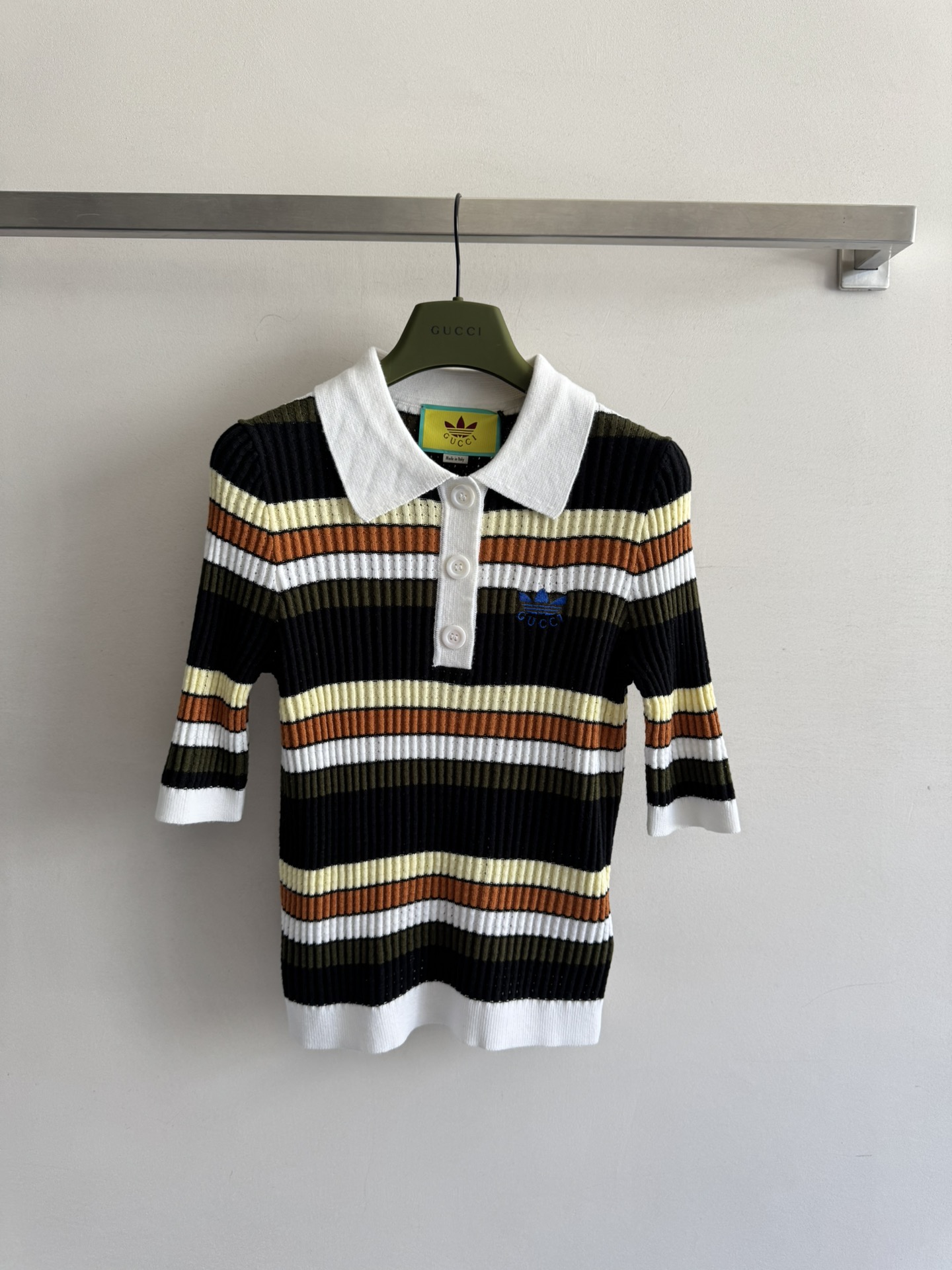 NO:421355,GUCC*25SS new contrasting color Polo collar striped sweater slim fit style simple to create a gentle temperament. Lady's image, chest logo embroidery embroidery, simple and fashionable and versatile, suitable for daily commuting outfits, three-color SMLm, gucci, alexander wang19860909GUCC*25SS新款撞色Polo领条纹针织衫修身版型简单打造气质温婉 淑女形象胸前logo刺绣点缀 简约时尚百搭 适合日常通勤穿搭三色SMLm,,gucci,alexander wang,Women's clothing