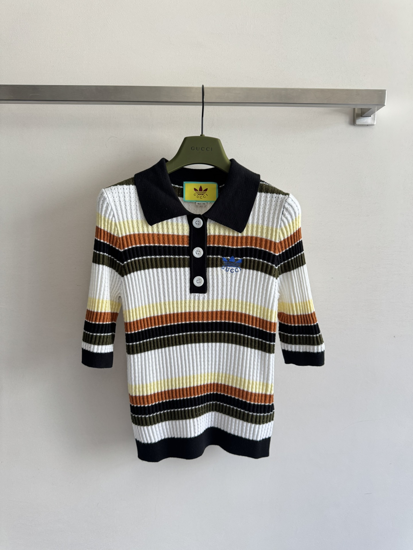 NO:421364,GUCC*25SS new contrasting color Polo collar striped knit sweater slim fit style simple to create a gentle temperament. Lady's image, chest logo embroidery embroidery, simple and fashionable and versatile, suitable for daily commuting outfits, three-color SML, gucci, alexander wang19860909GUCC*25SS新款撞色Polo领条纹针织衫修身版型简单打造气质温婉 淑女形象胸前logo刺绣点缀 简约时尚百搭 适合日常通勤穿搭三色SML,,gucci,alexander wang,Women's clothing