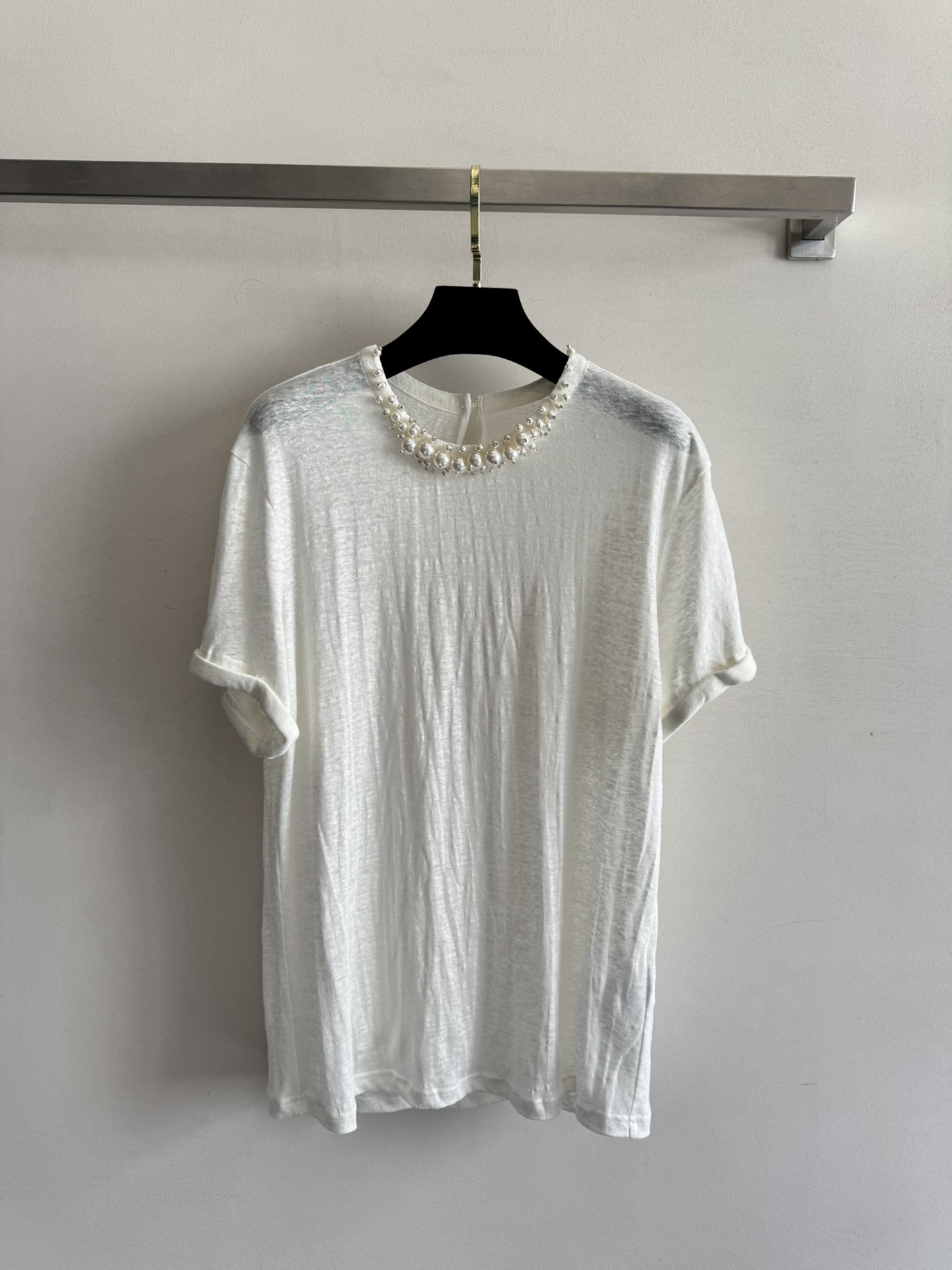 NO:421372,25SS new round neck short-sleeved T-shirt with heavy industrial diamond embellishment and decoration is very exquisite and eye-catching, with a sense of design overall look good and not monotonous, versatile and fashionable, linen fabric is skin-friendly and soft and comfortable, and has a good quality and full temperament. It is highly recommended to buy ~ SML two colors!  SML, T-shirt,tees,t-shirt,alexander wang1986090925SS新款圆领短袖T恤 领口重工镶钻点缀装饰非常精致亮眼不失设计感整体好看不单调,百搭又时尚,亚麻面料亲肤柔软舒适 品质很好上身满满的气质,超推荐入手～SML两色！SML,,T-shirt,tees，t-shirt,alexander wang,Women's clothing